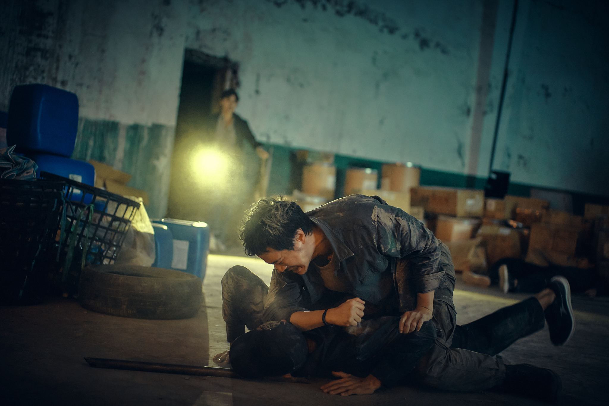 薛仕凌（上）劇中因追查真相置身險境，有不少動作戲。（鏡文學提供）