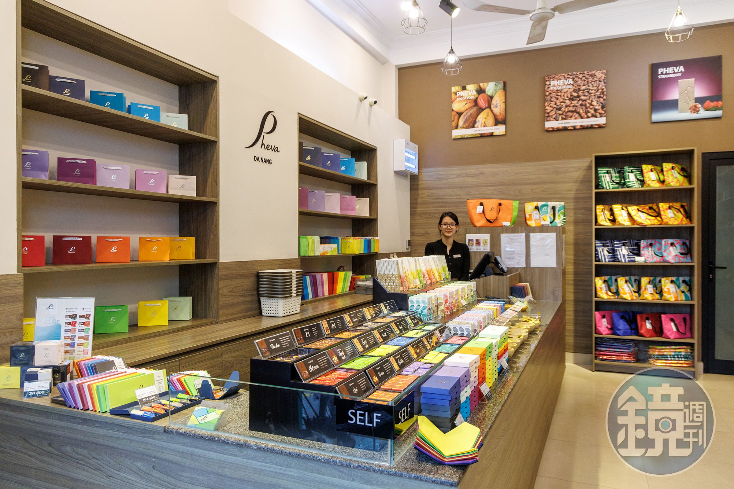 Pheva Chocolate的空間設計相當時尚,有如走進名牌精品店。