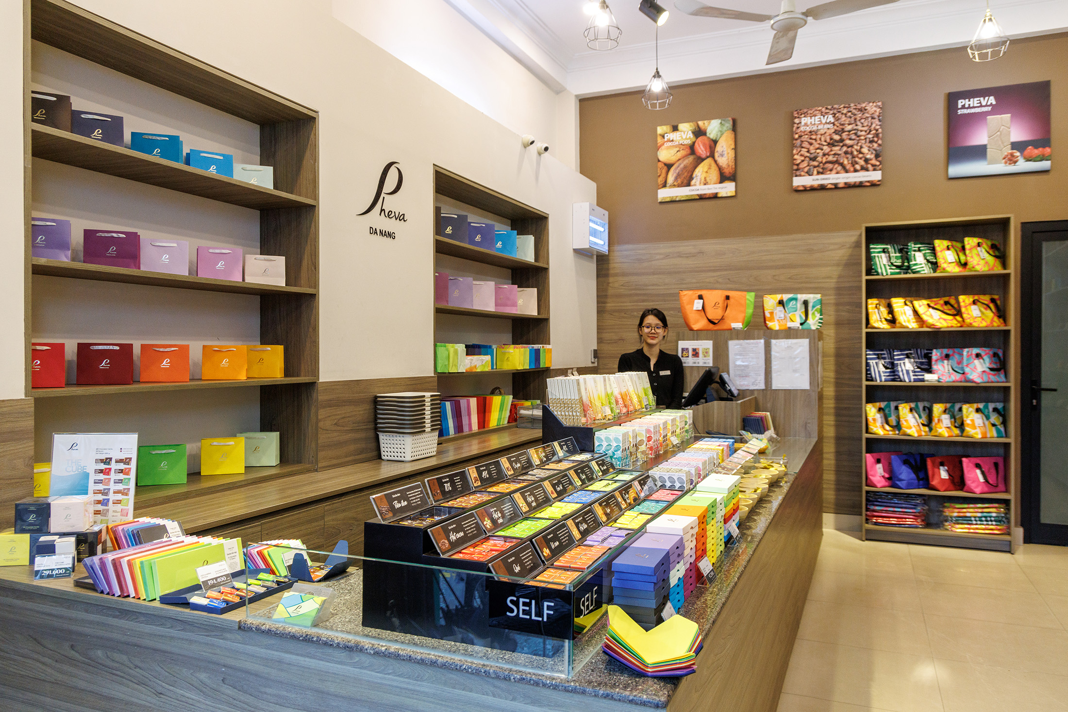 Pheva Chocolate的空間設計相當時尚，有如走進名牌精品店。
