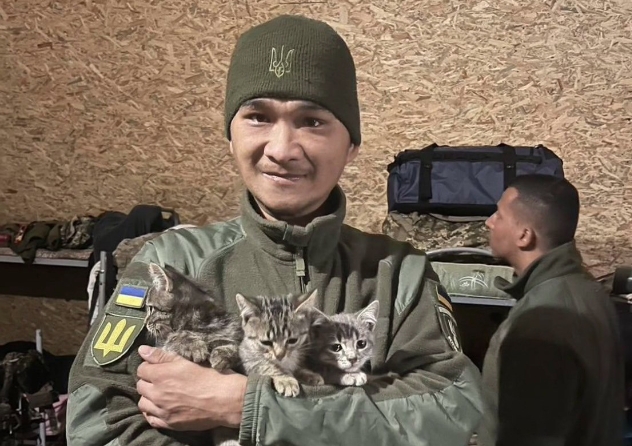 壯烈犧牲的英勇「貓戰士」吳忠達心地柔和、愛護動物，並在戰地救助了許多流浪貓，為民主與自由而奮戰。（翻攝自facebook @黃春生牧師）