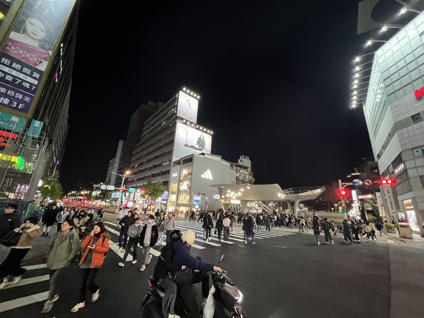 捷運中山站近日繪設近約20公尺行人穿越道線，不過卻在正式啟用後，發生人車爭道等亂象。（翻攝自台北市中山區民安里里長王俊堯臉書）