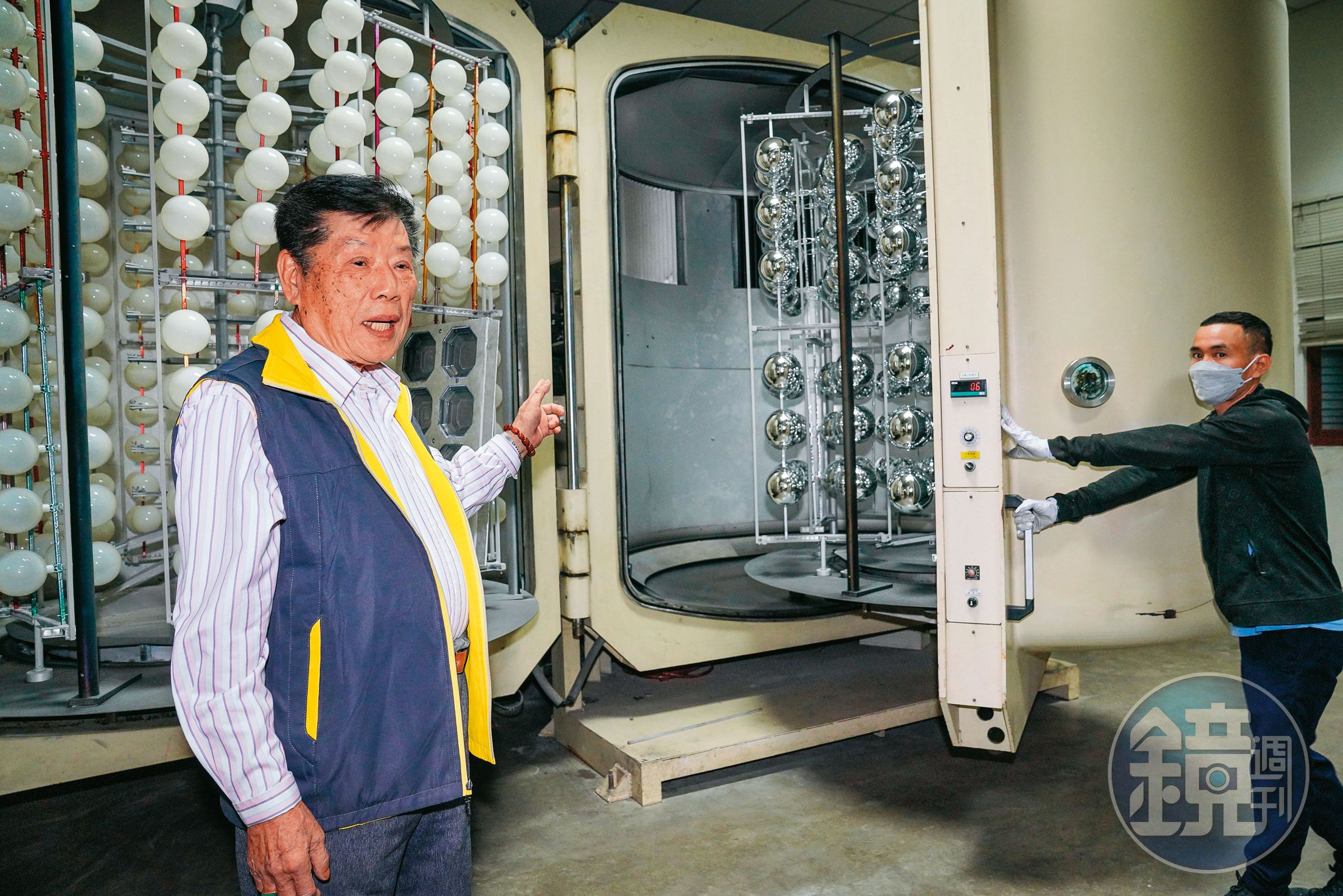 聯瑩廠內有比人還高的電鍍機械設備，一次能電鍍上百個飾品。