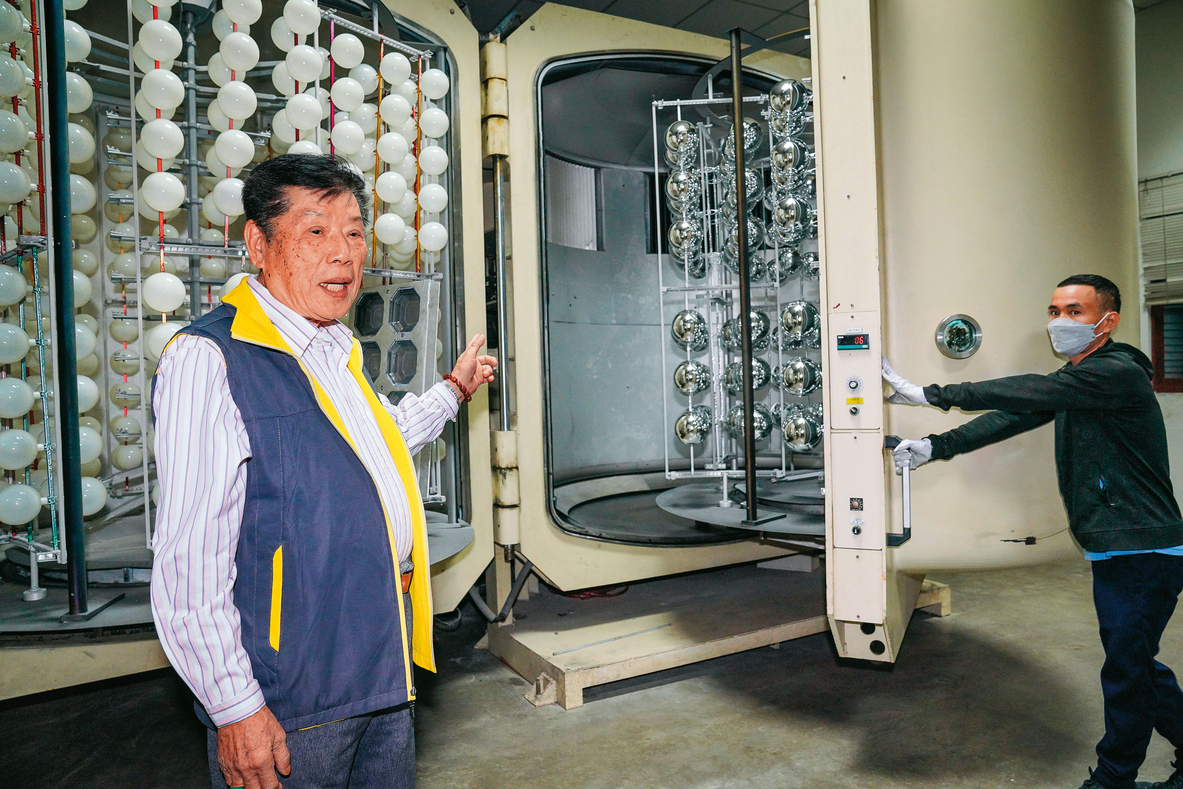 聯瑩廠內有比人還高的電鍍機械設備，一次能電鍍上百個飾品。