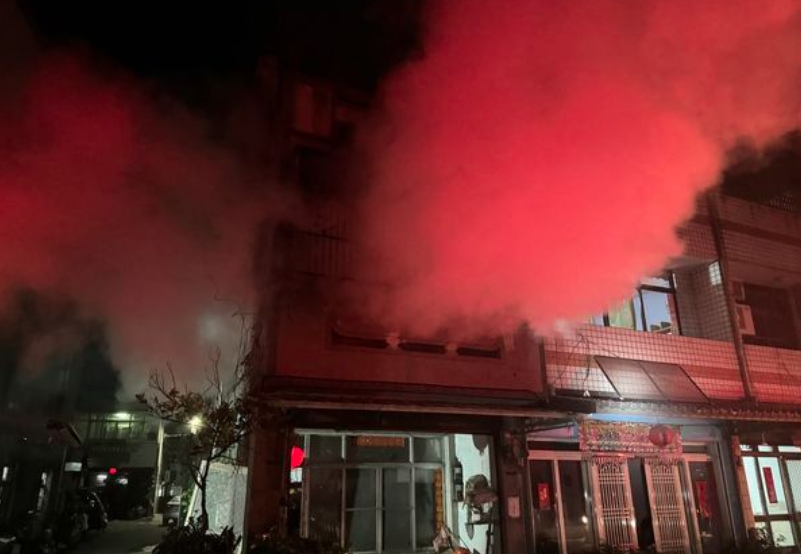 雲林二崙鄉一處民宅清晨驚傳火警，濃煙竄天。（翻攝畫面）