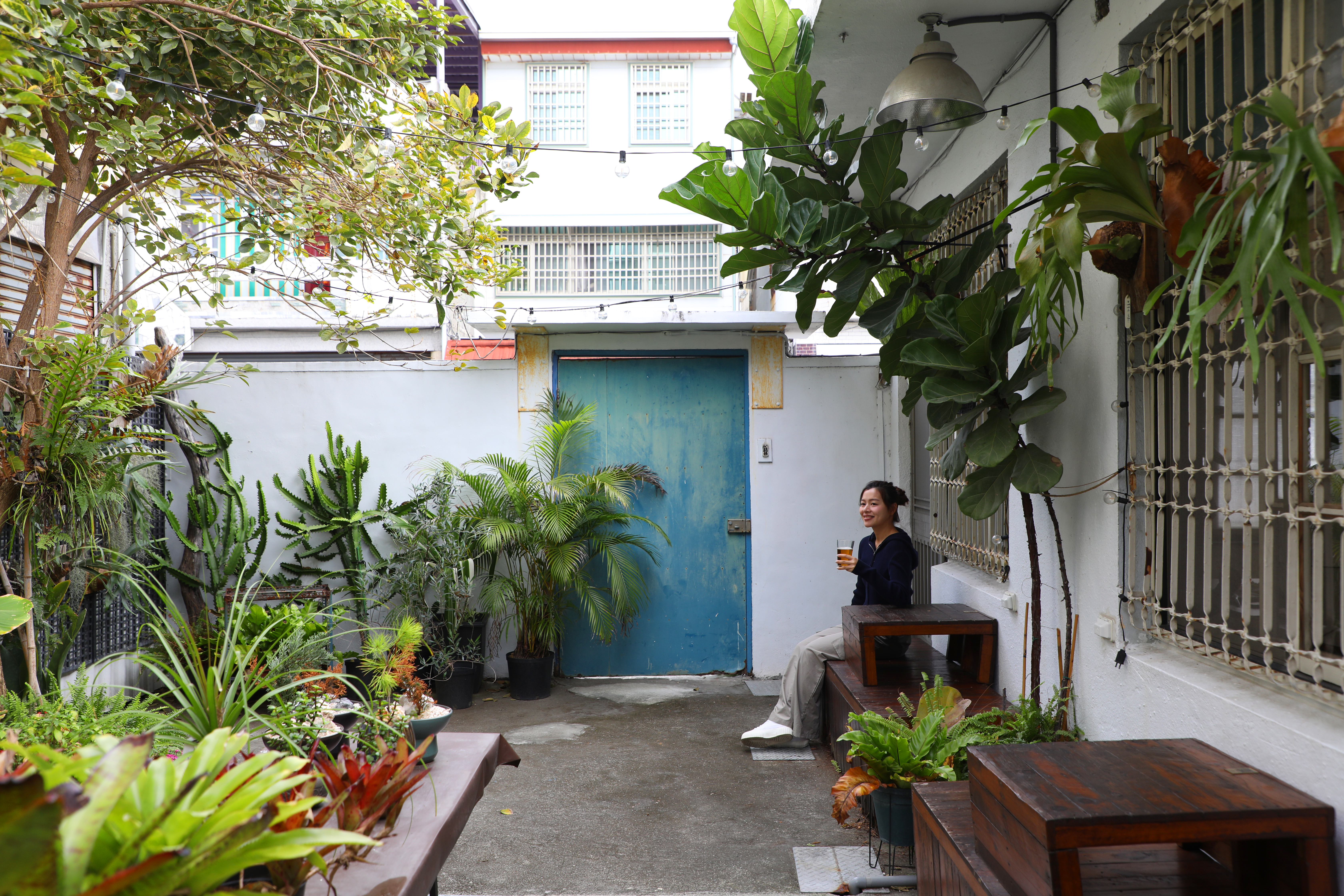 除了前院的用餐空間，草民後面還有一座小小植物園。