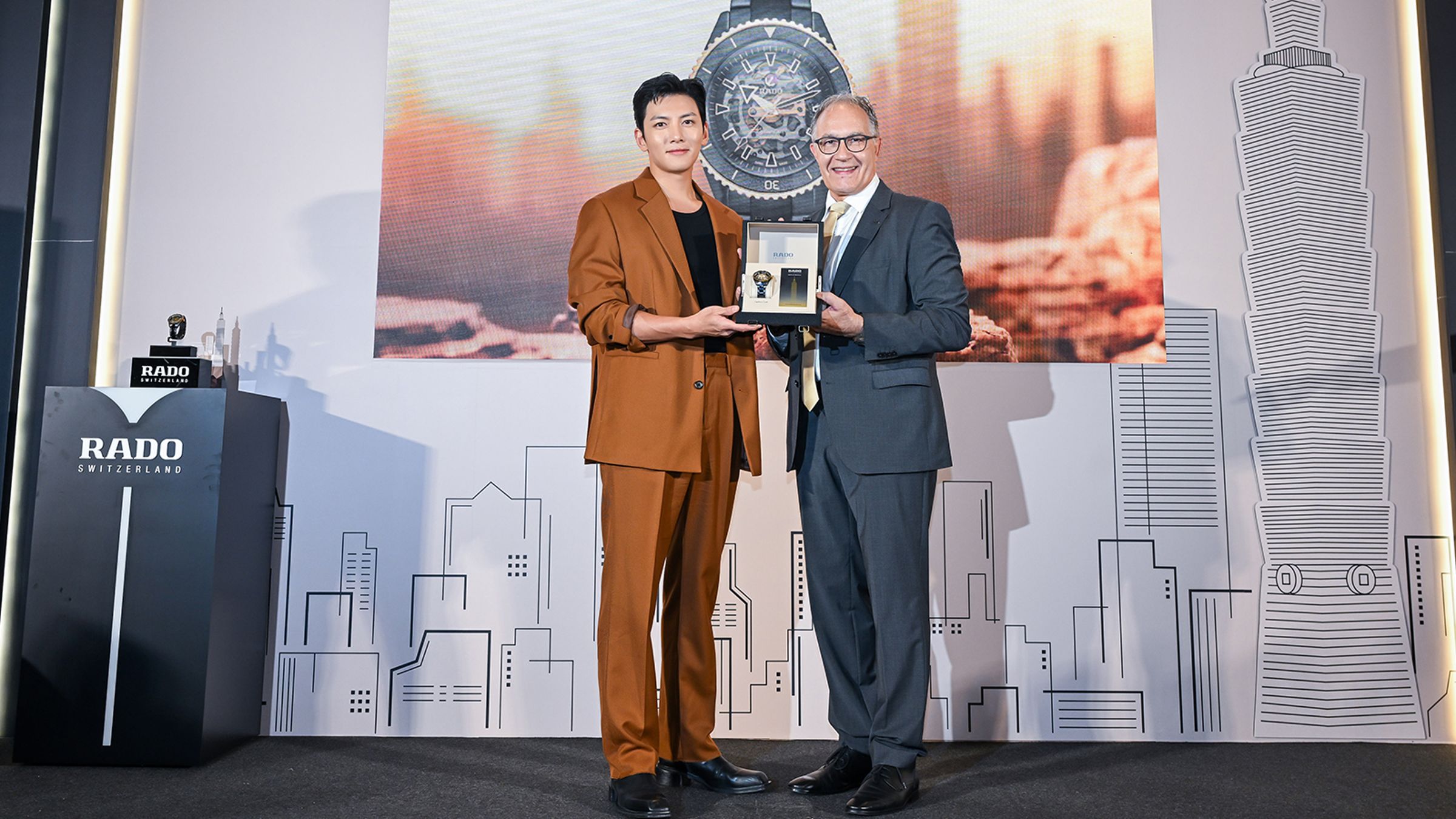 RADO總裁Adrian Bosshard和品牌大使池昌旭，共同出席Captain Cook台北101聯名限量款的記者會，RADO也特地贈送給喜愛台灣的池昌旭，這枚很有象徵意義的紀念錶款。