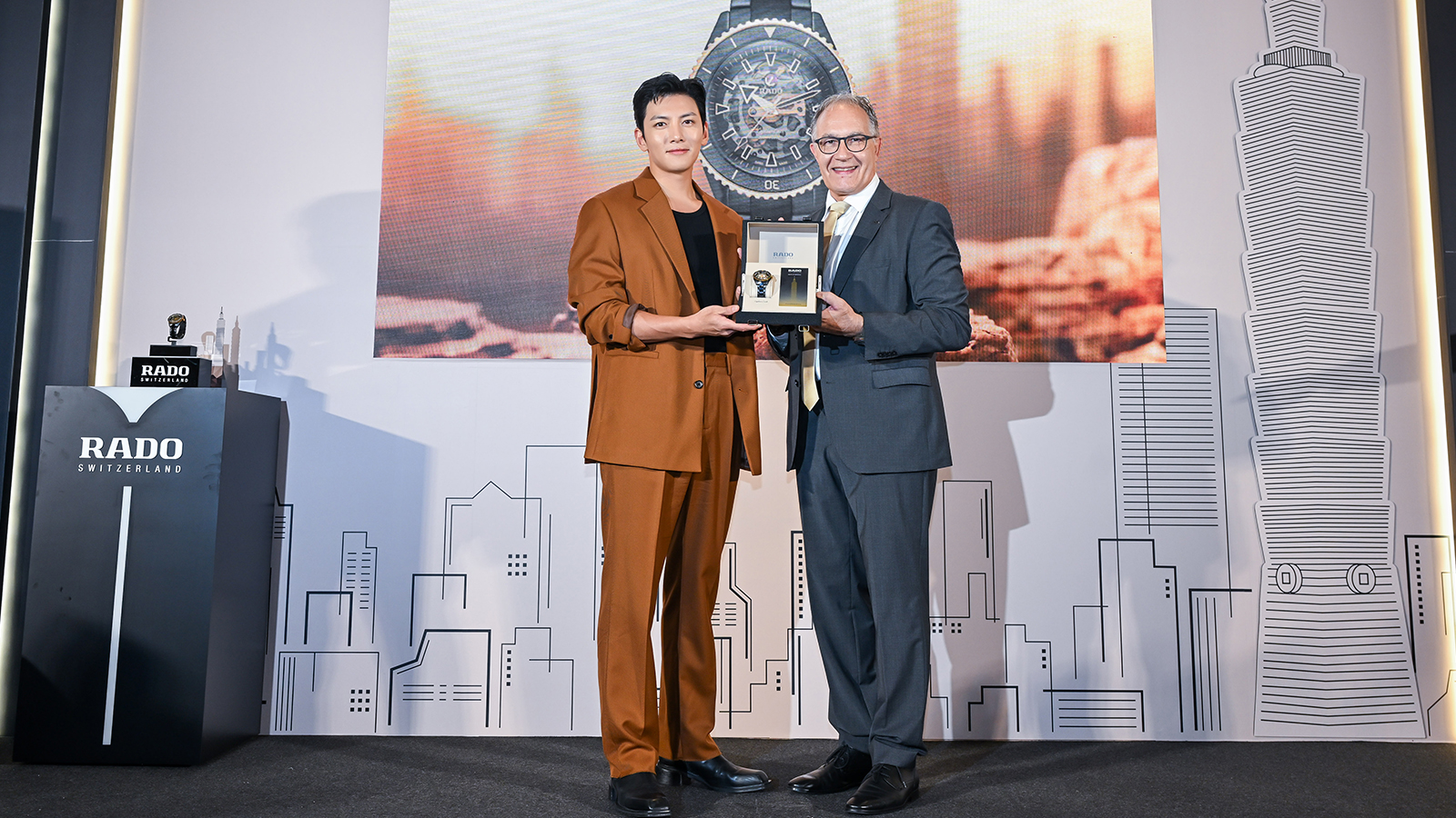 RADO總裁Adrian Bosshard和品牌大使池昌旭,共同出席Captain Cook台北101聯名限量款的記者會,RADO也特地贈送給喜愛台灣的池昌旭,這枚很有象徵意義的紀念錶款。