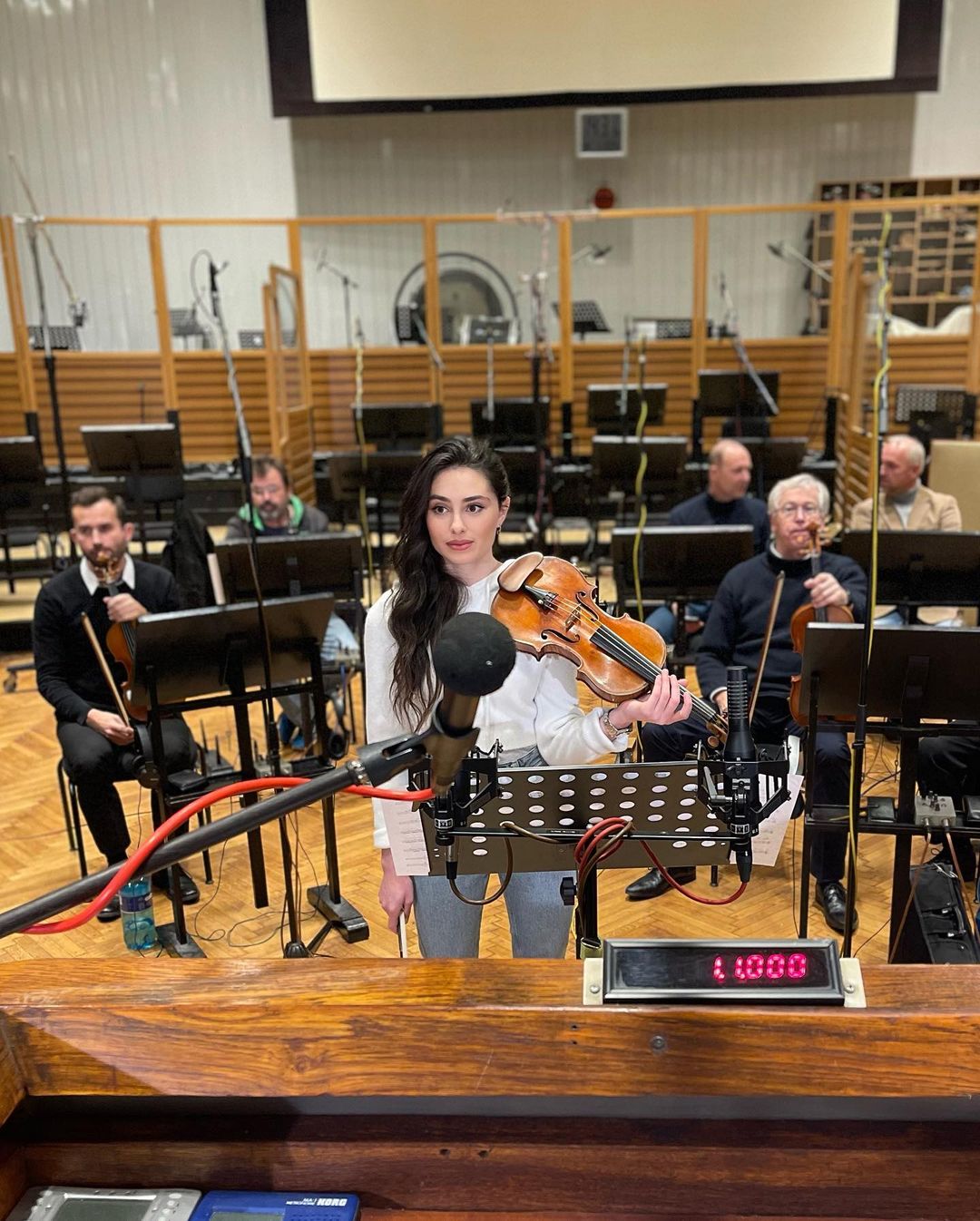 阿布拉米是Sony Music簽約的小提琴家，以發行過2張個人專輯。（翻攝Esther Abrami IG）