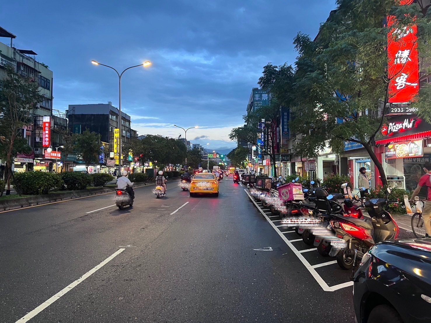 沈男駕駛小貨車，右前車頭撞上路邊停車6機車，導致車輛毀損。（翻攝畫面）