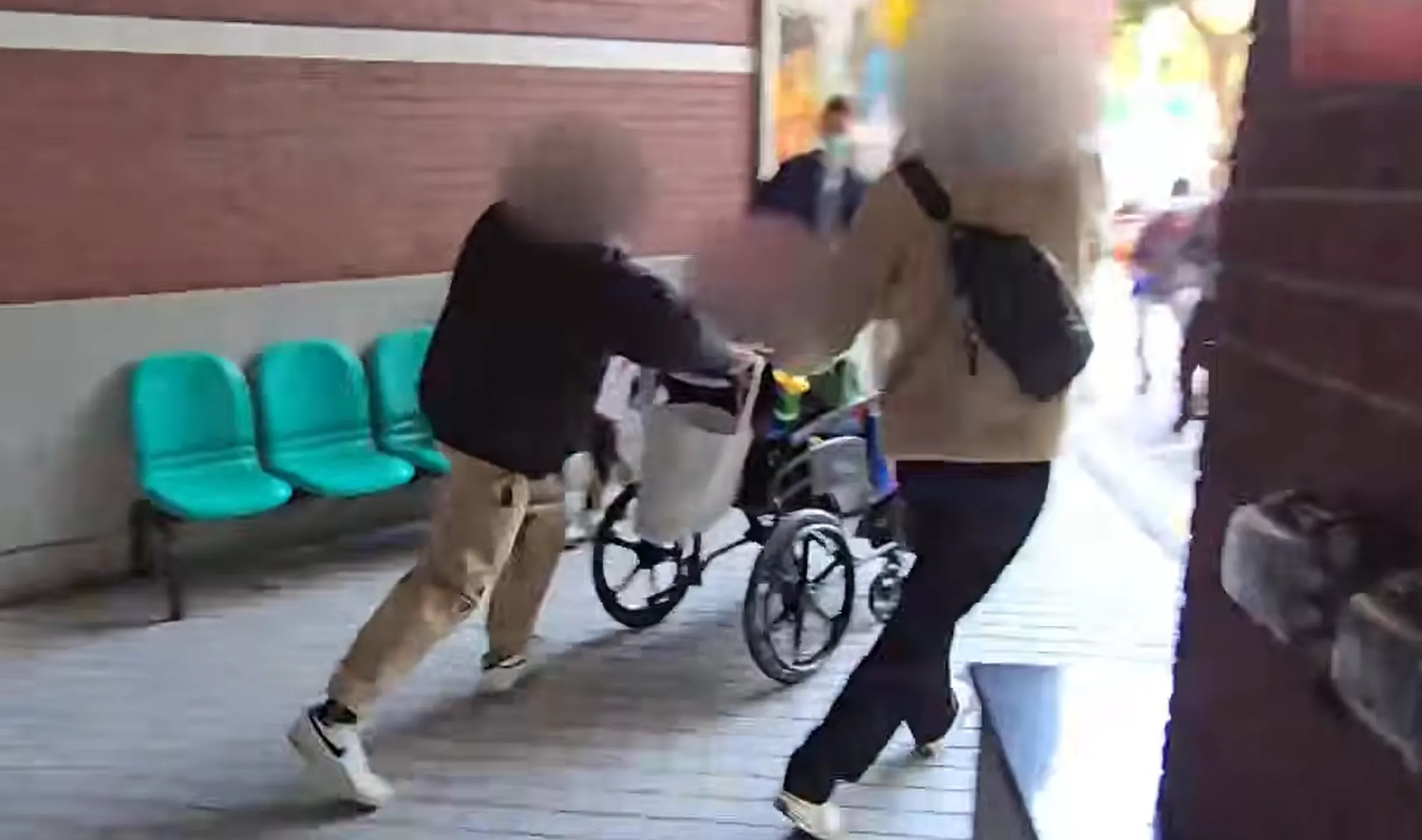這場搶人大戰導致賴女全身多處掛彩，她憤而對王家3名兒子、3名媳婦及7名孫子共13人提起傷害、毀損、公然侮辱和搶奪等告訴。（翻攝畫面）