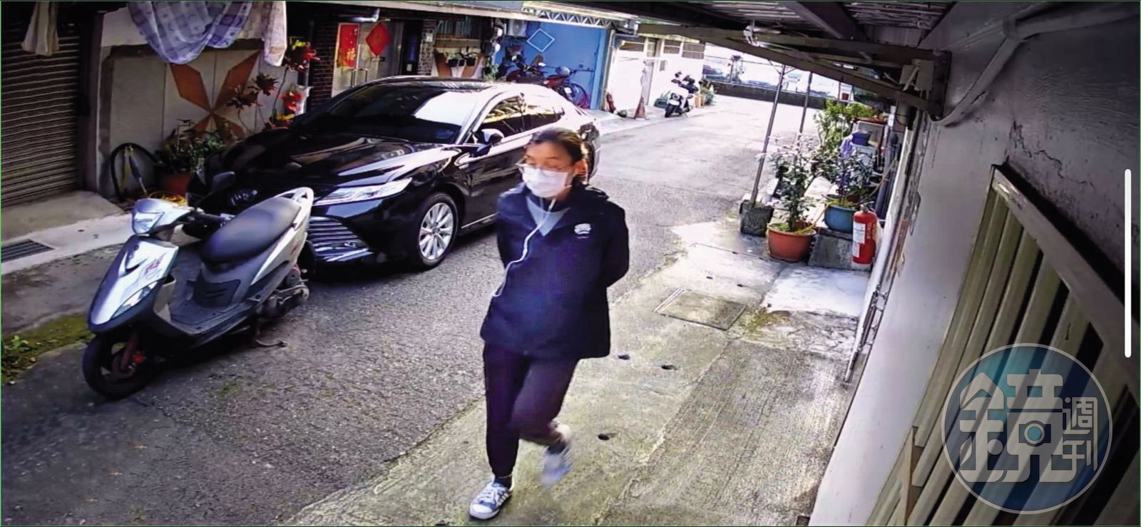 跟蹤張景森司機的可疑女子裝沒事下車閒逛。（讀者提供）