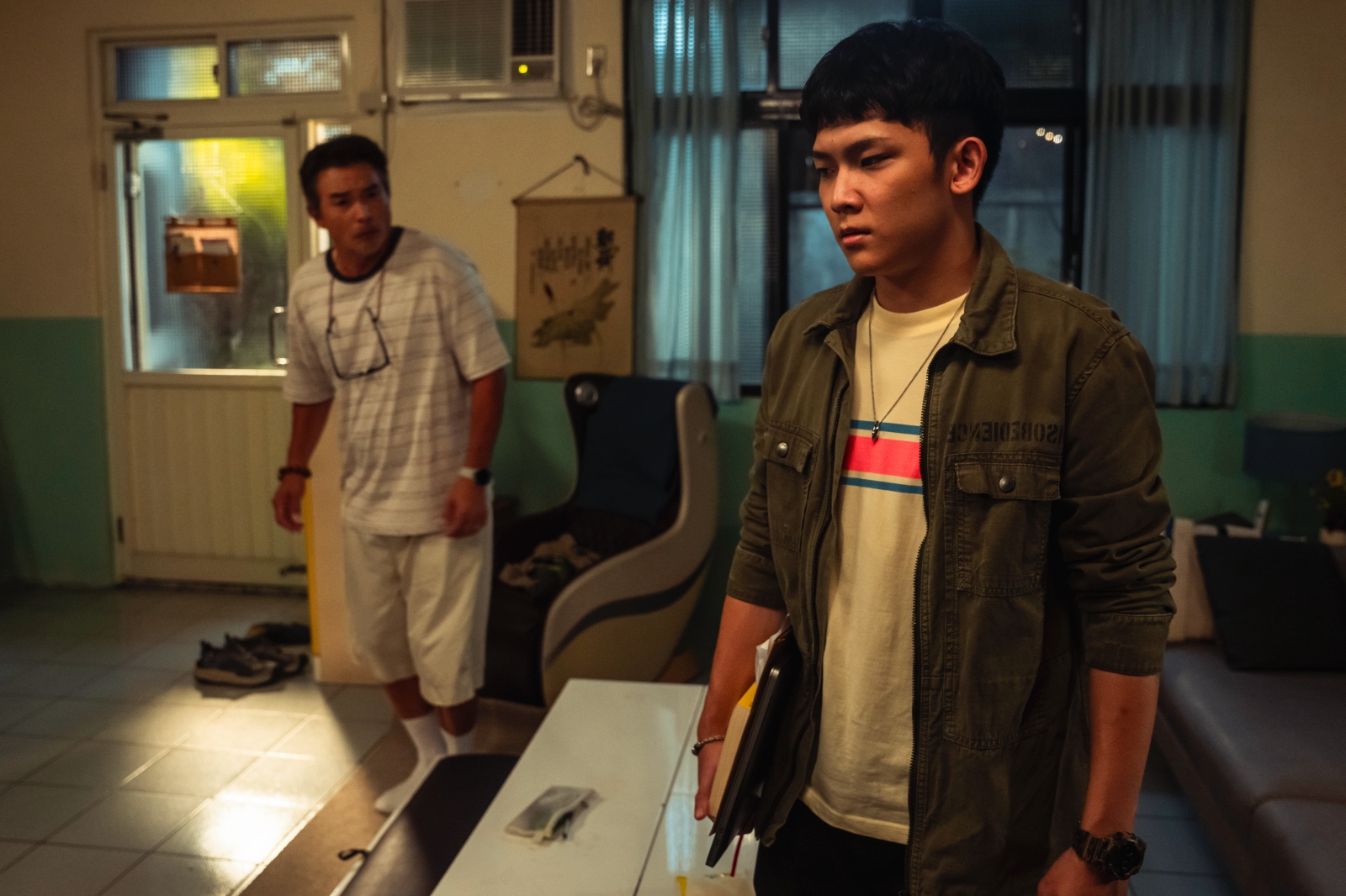 「AcQUA源少年」成員林毓家在新片《NO GOOD!歐吉桑》與李銘順飾演父子。(萬騰文化創意提供)