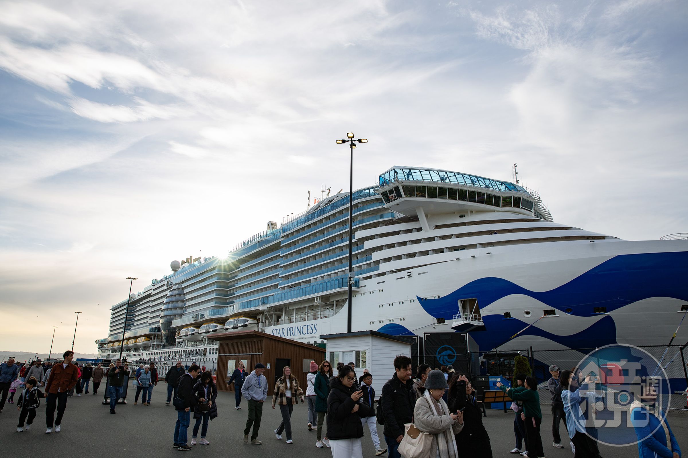 停靠於奧格登點郵輪碼頭（Ogden Point Cruise Terminal）的巨型郵輪，在夕陽餘暉映照下展現壯觀身影。