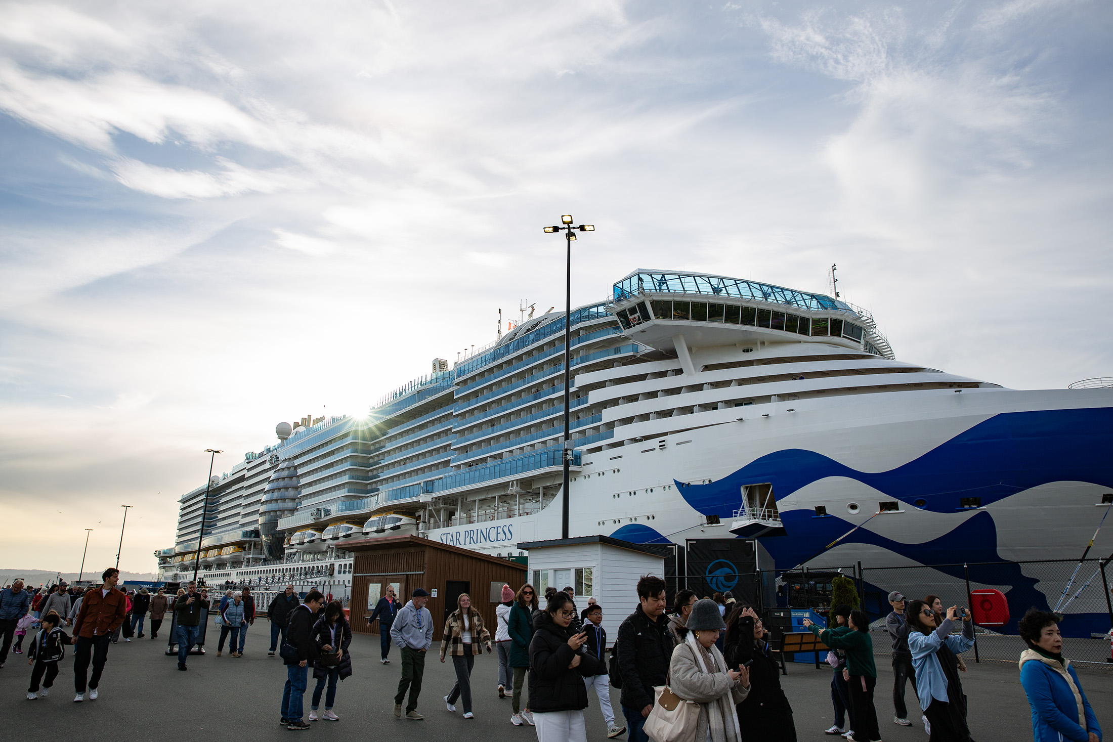 停靠於奧格登點郵輪碼頭(Ogden Point Cruise Terminal)的巨型郵輪,在夕陽餘暉映照下展現壯觀身影。