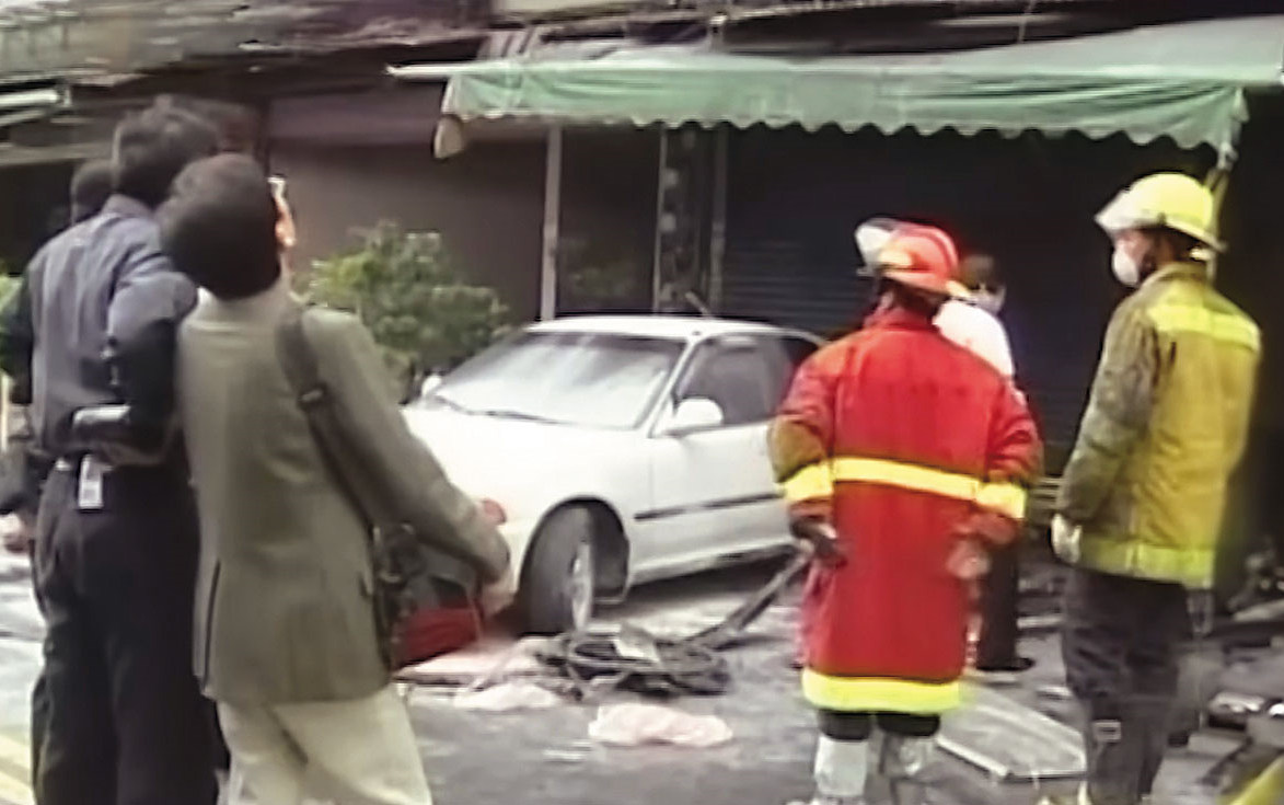 消防隊獲報趕赴安親班滅火，並且救出不少師生。（翻攝東森新聞）