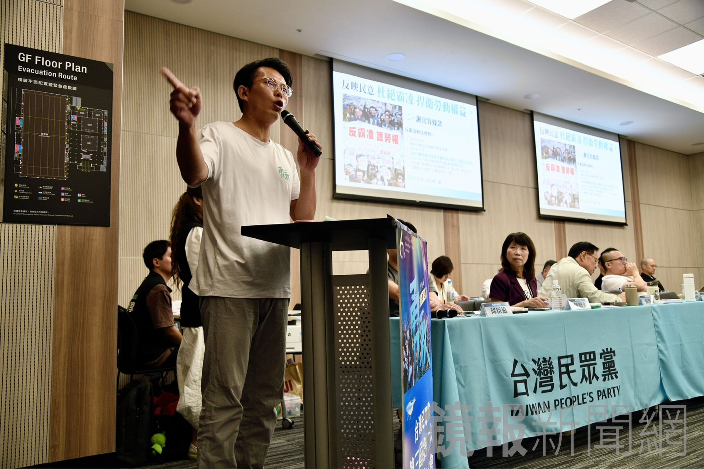 民眾黨今日召開黨代表大會，決議維持不分區立委2年條款，但有黨內人士向媒體抱怨，黃國昌逕自擱置關於2年條款的提案，不給討論也不給表決。（鏡報李智為）