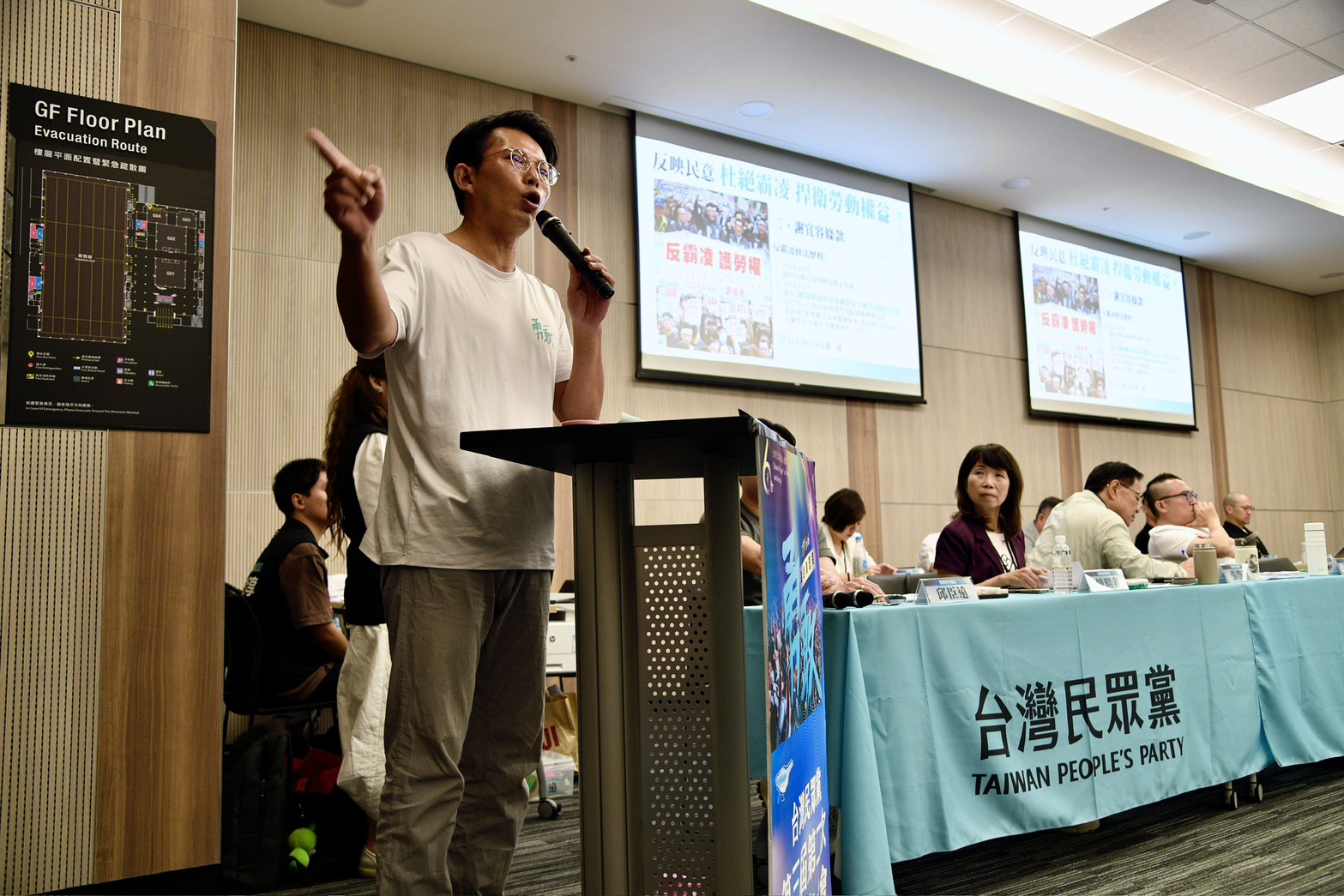 民眾黨今日召開黨代表大會，決議維持不分區立委2年條款，但有黨內人士向媒體抱怨，黃國昌逕自擱置關於2年條款的提案，不給討論也不給表決。（鏡報李智為）