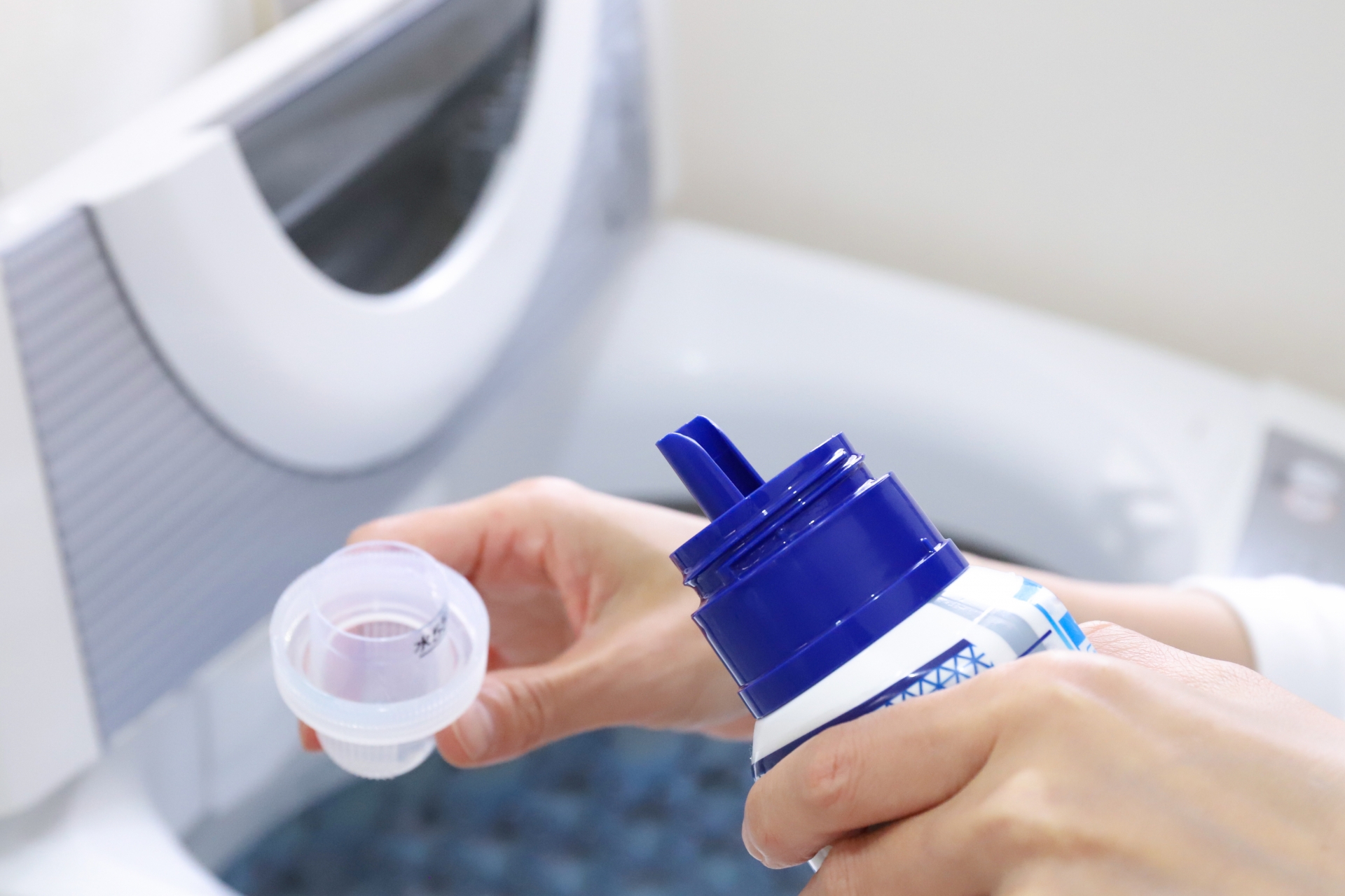 許多人曾不小心將衛生紙丟到洗衣機一起洗，導致衣服沾滿衛生紙屑的經驗。（示意圖，photoAC）