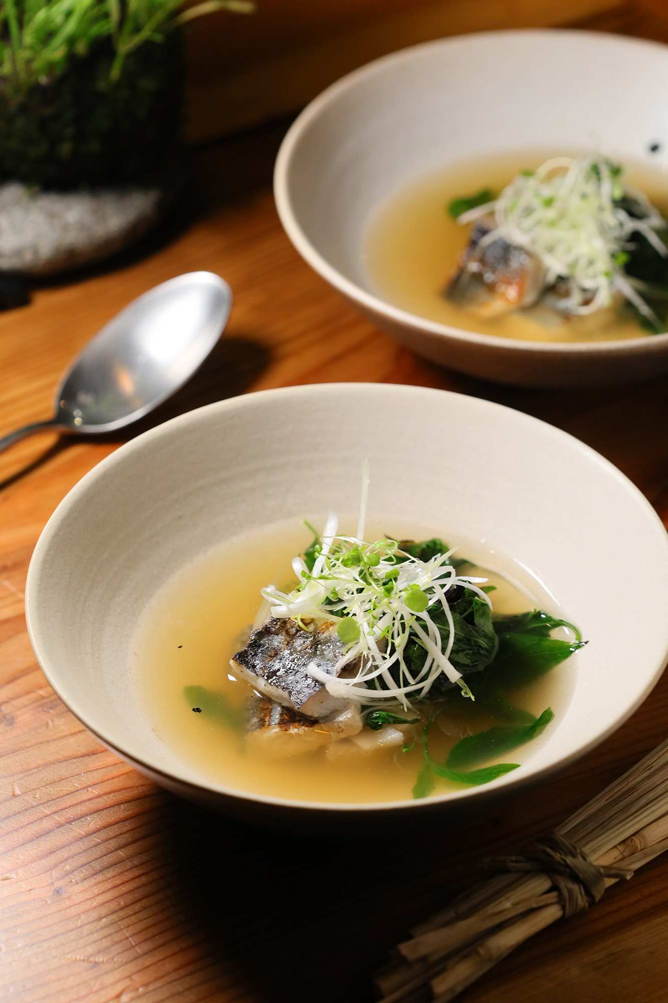「飛魚、龍葵、脆筍」是由粗獷海味與山野蔬菜交織出豐富層次的湯品。（1,500元套餐菜色）