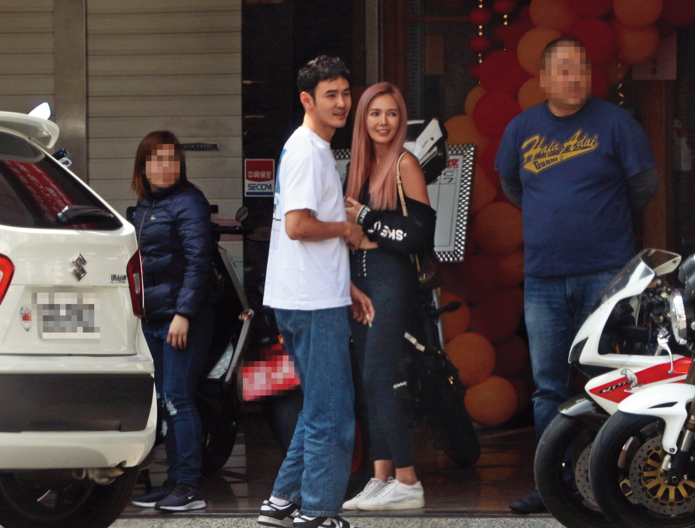 本刊曾經拍到阮經天（左）與拐拐（右）爆出花邊消息，但後來不了了之。