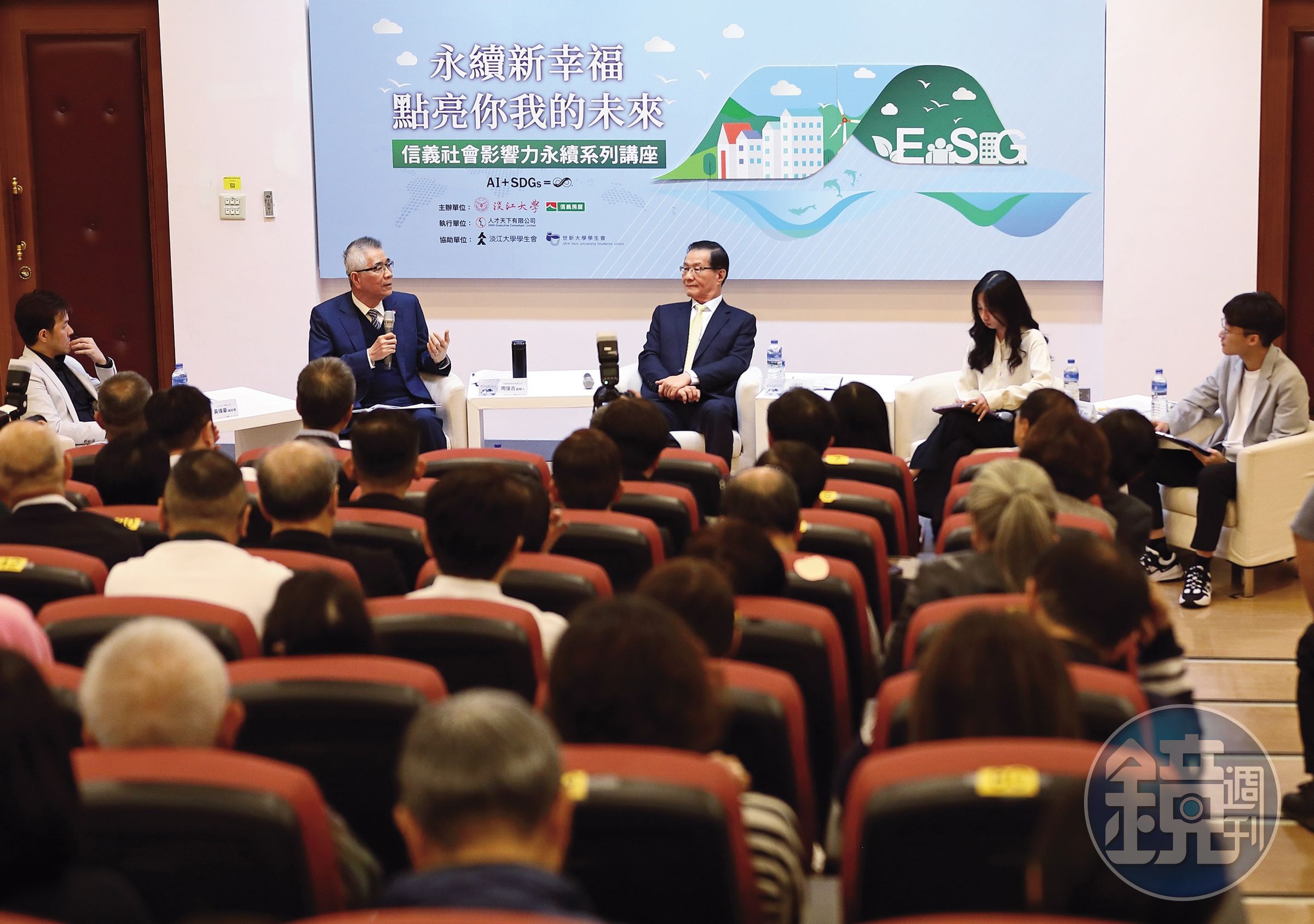 周俊吉、葛煥昭以前輩身份,與學生代表暢談AI、永續發展與價值型塑關係。(攝影/鄒保祥)