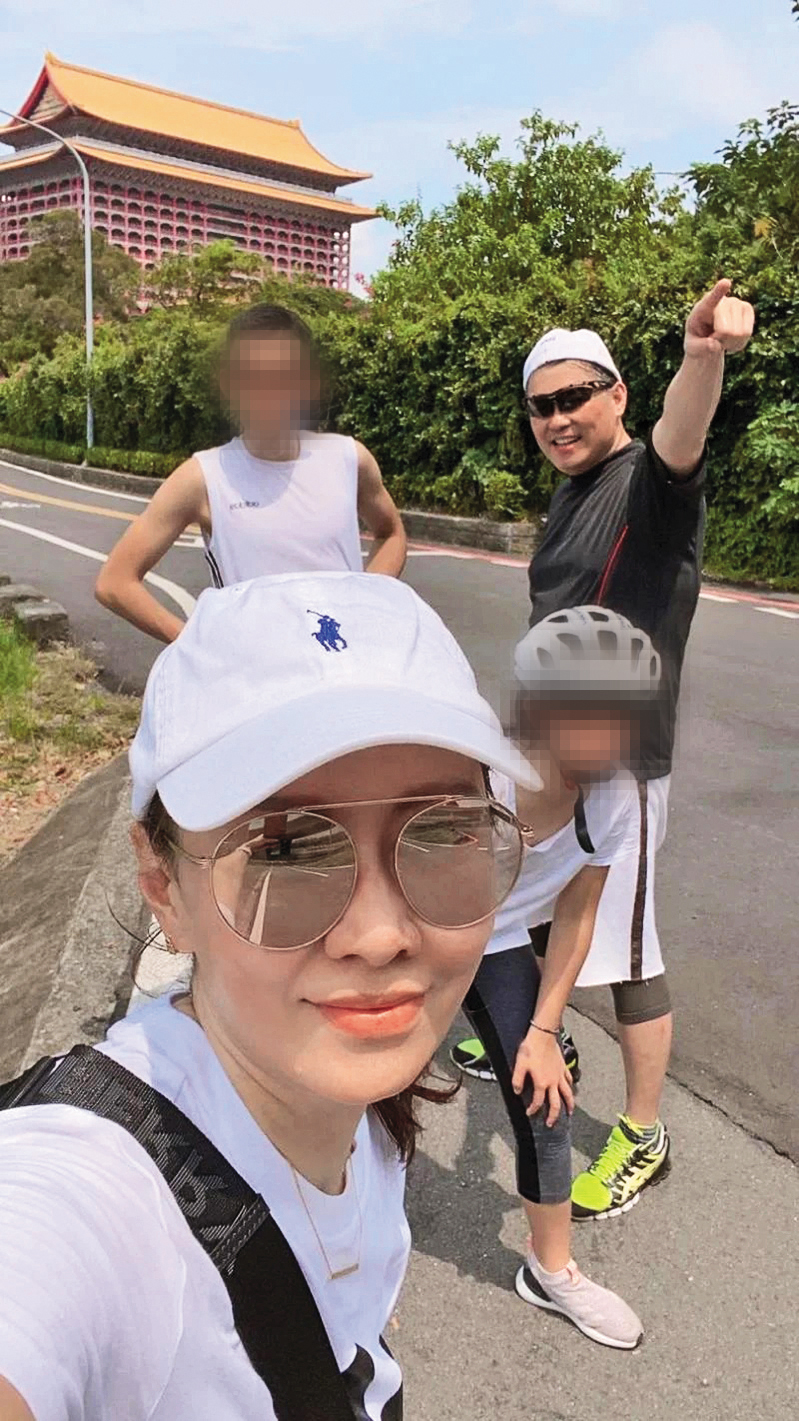 曾國城(後排右)與妻子劉晏鈴(前排左)育有一男一女,一家四口幸福美滿。(翻攝自曾國城臉書)