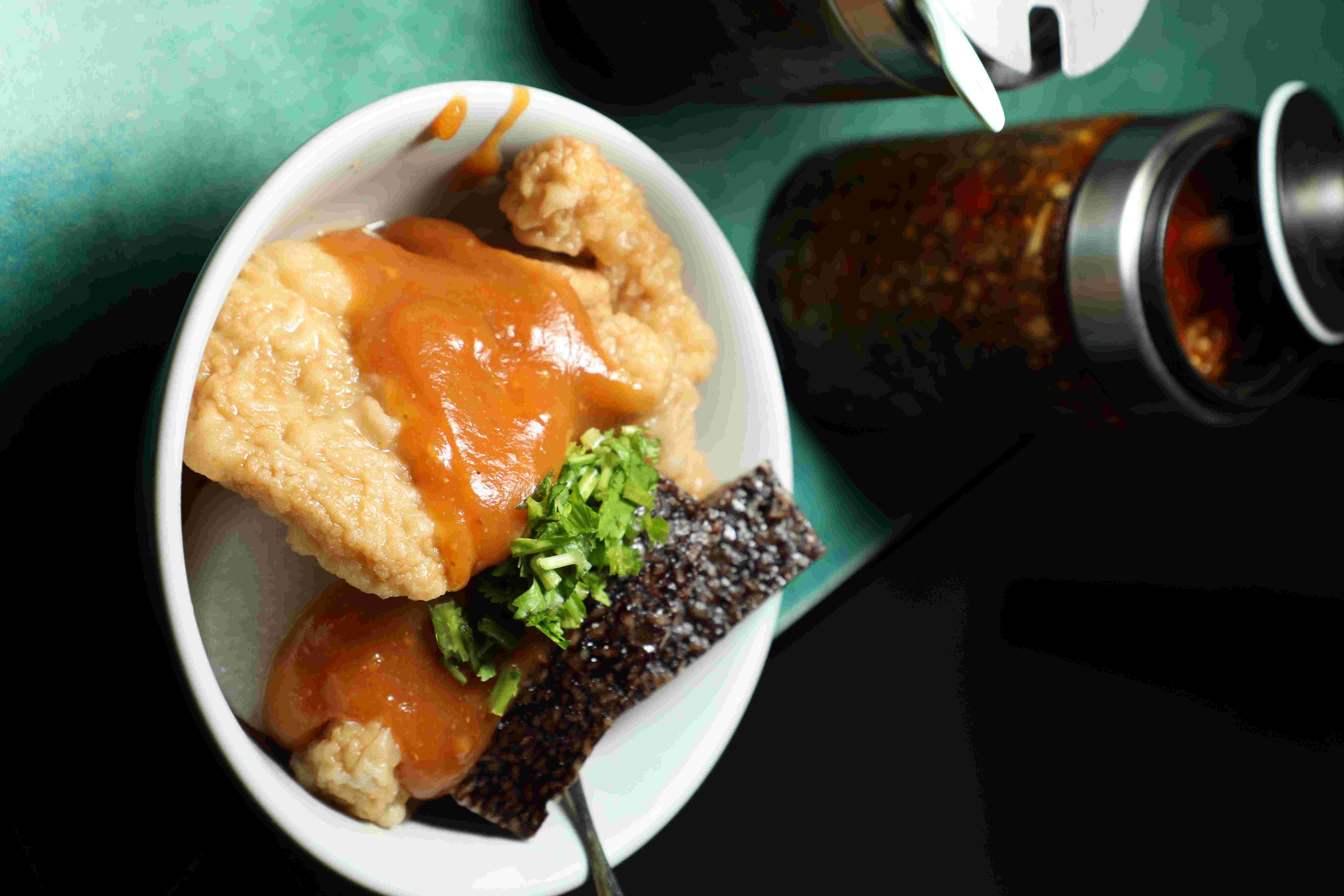 這碗「甜不辣」共有七種食材,每一種的味道都恰到好處,分量也適中,當正餐或下午點心都不錯。(65元/小碗)