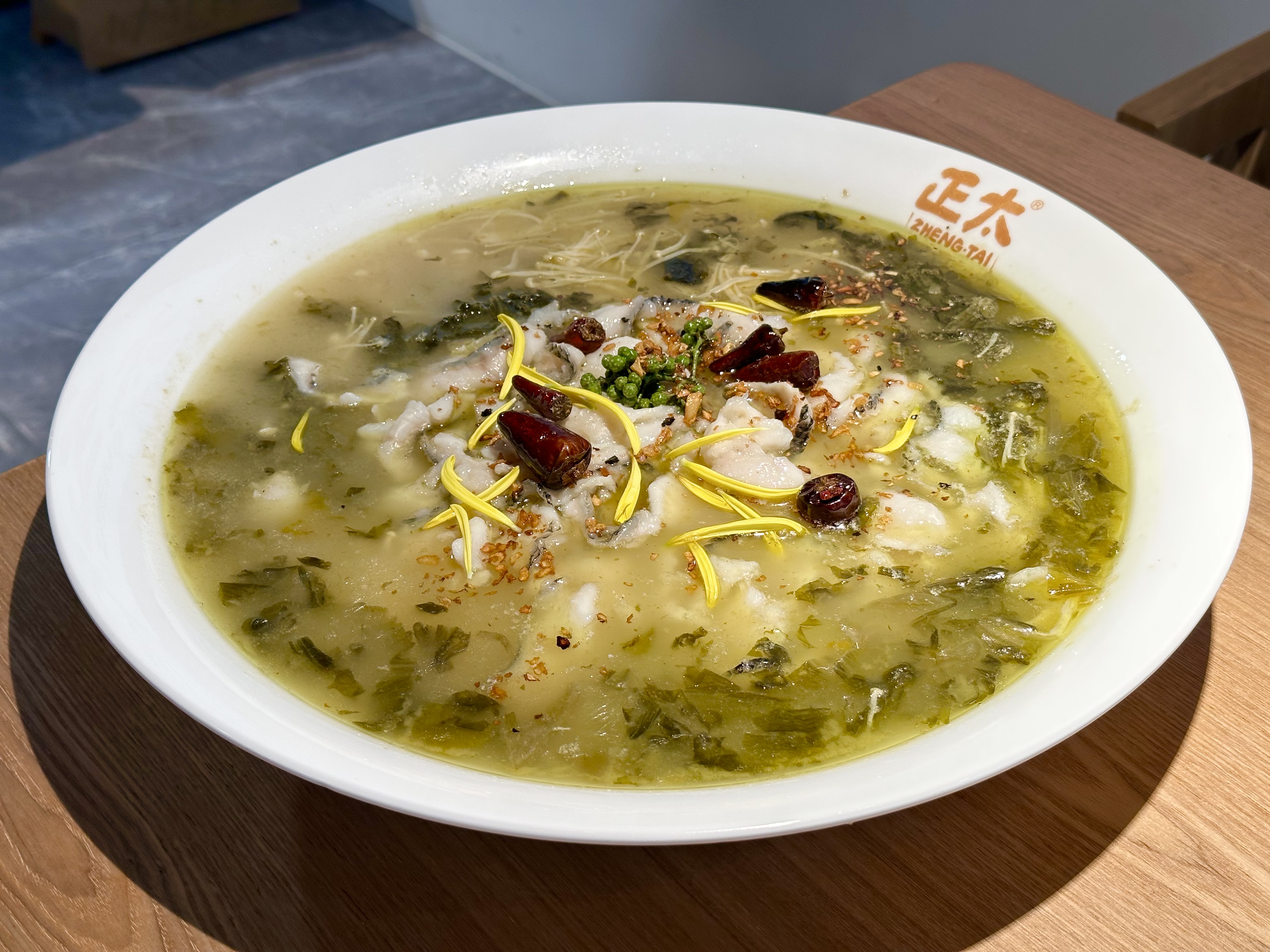 「老罈酸菜魚」分量十足，夠2到3人共食。（1,180元／份）