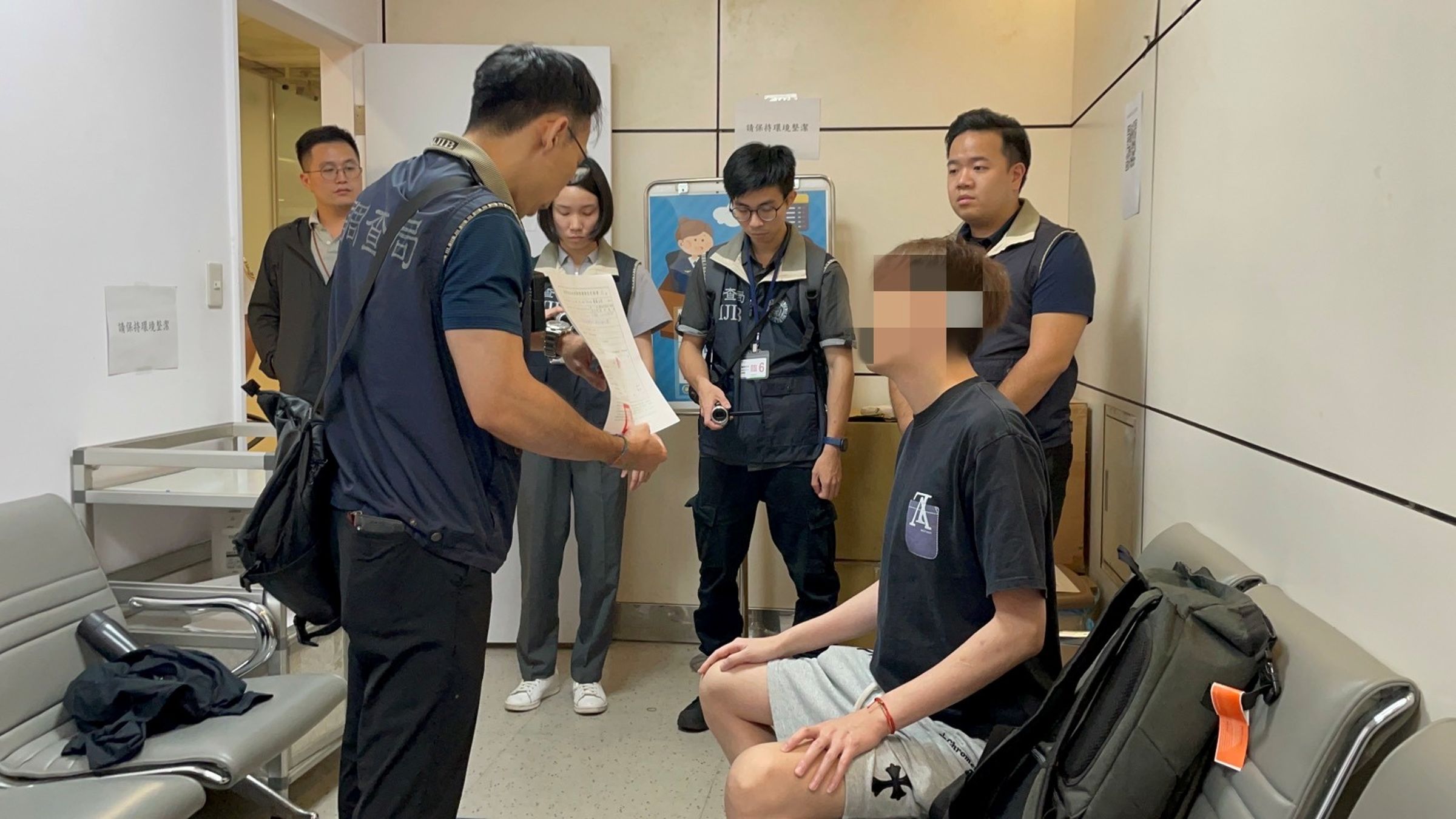 調查局搜索相關被告住所。（調查局提供）