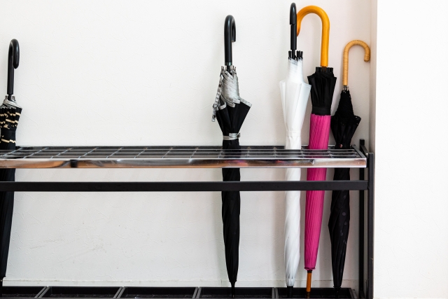 不少人都有下雨天把傘放在店外的傘架上，一出店外發現被偷的經驗。（示意圖，photoAC）