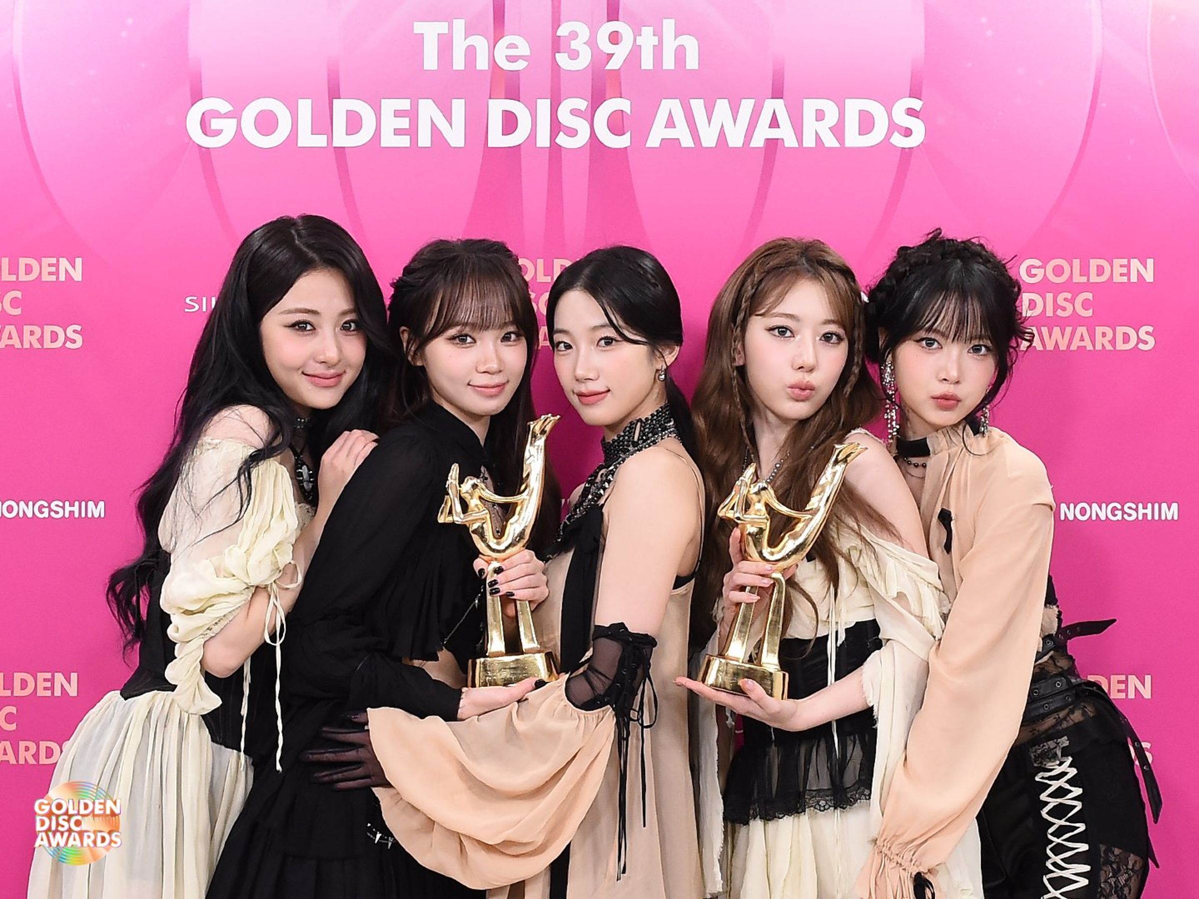 LE SSERAFIM繼去年將再戰金唱片,也將首次在臺北大巨蛋表演。(翻攝Golden Disc X)