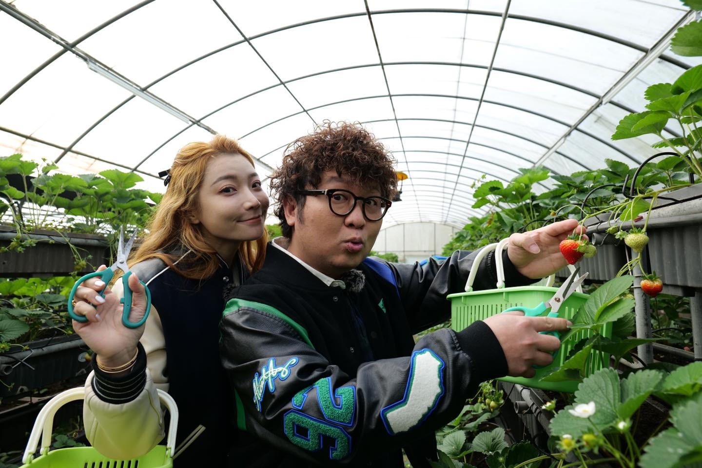 納豆1年多前腦出血中風，女友依依不離不棄。（翻攝自納豆臉書）