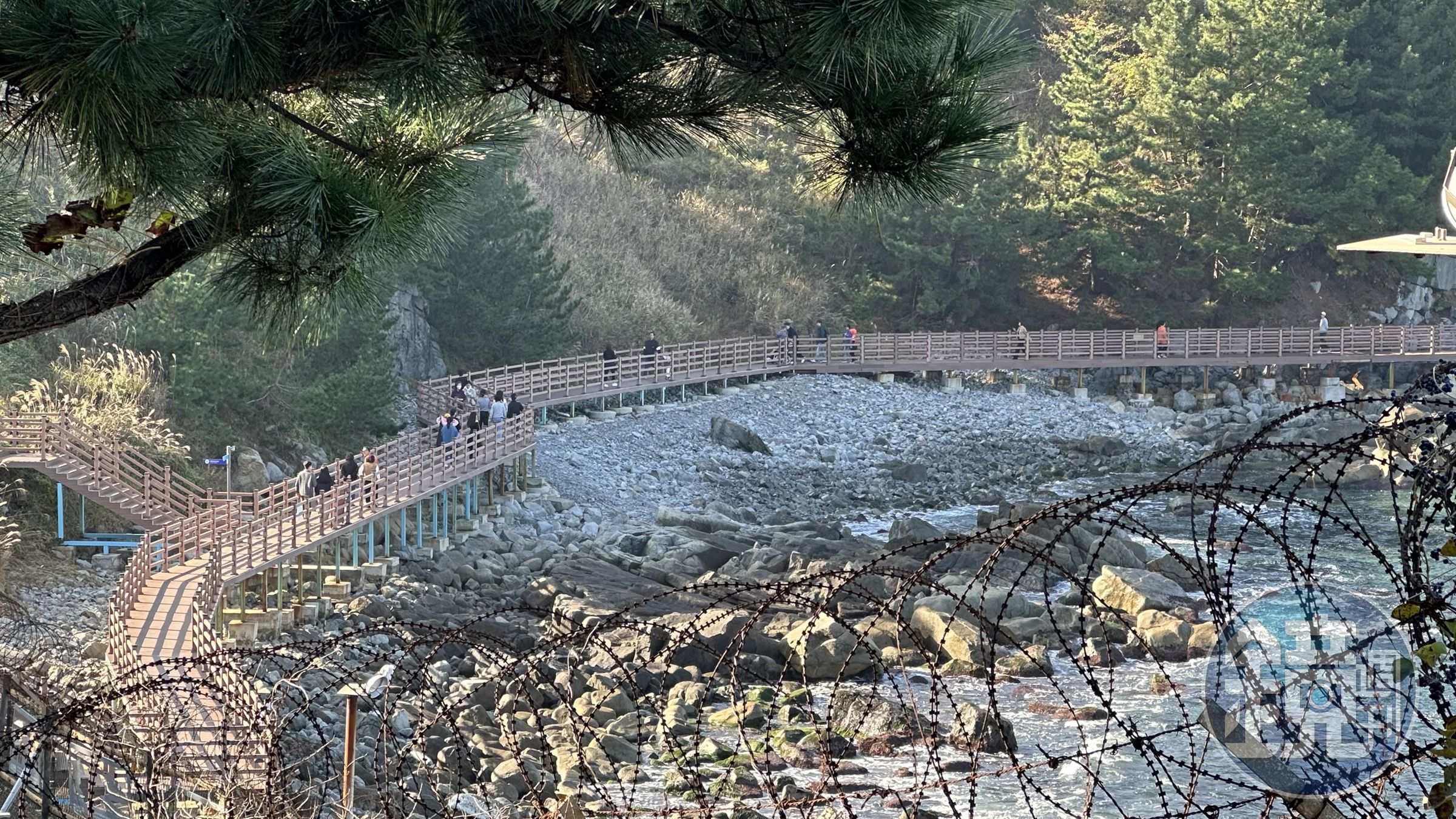沿著海岸線而建,是真正的「海景第一排」。
