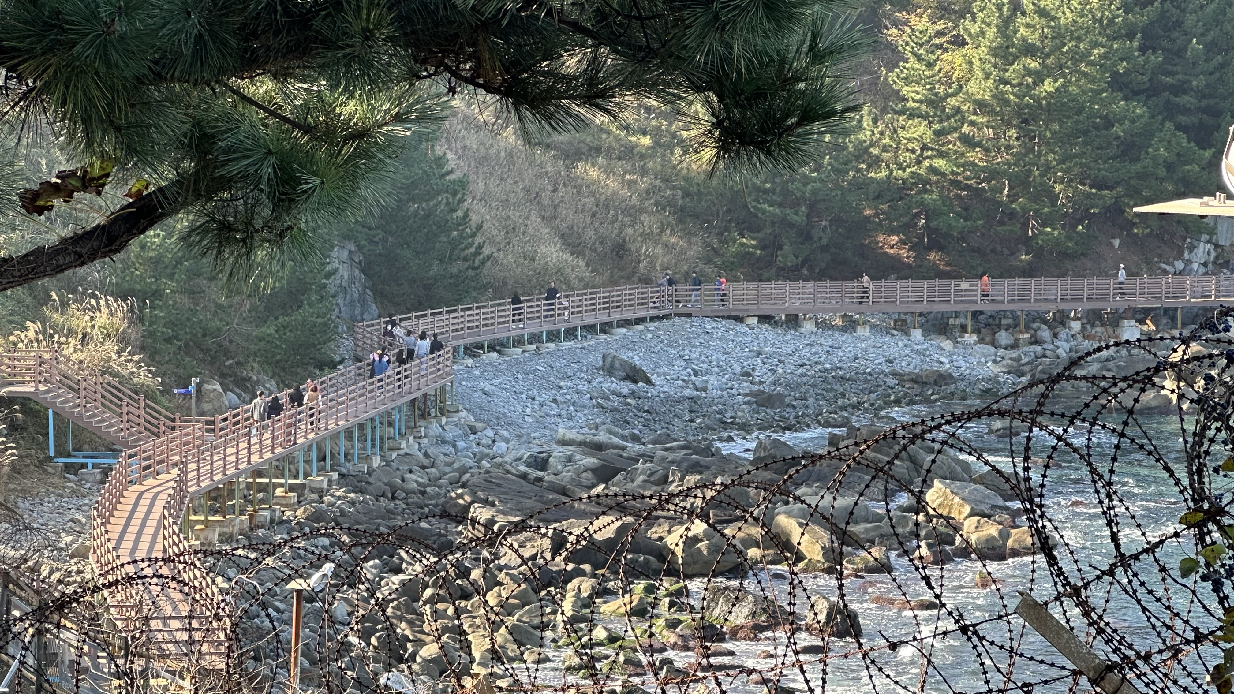 沿著海岸線而建，是真正的「海景第一排」。