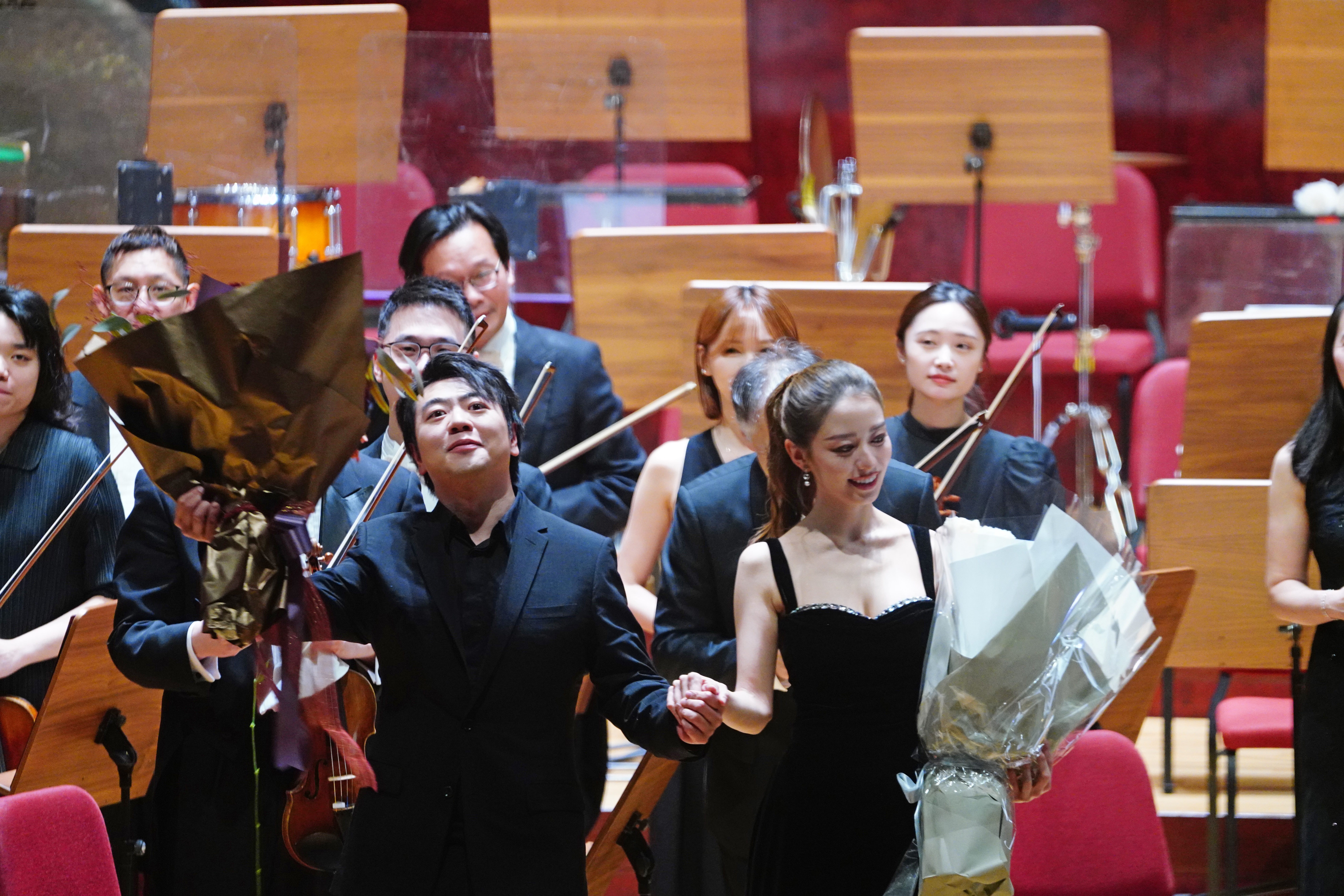 鋼琴巨星郎朗（前排左）與與同為鋼琴家的妻子吉娜・愛麗絲（前排右）昨天晚上在台北演出。（牛耳藝術提供） 