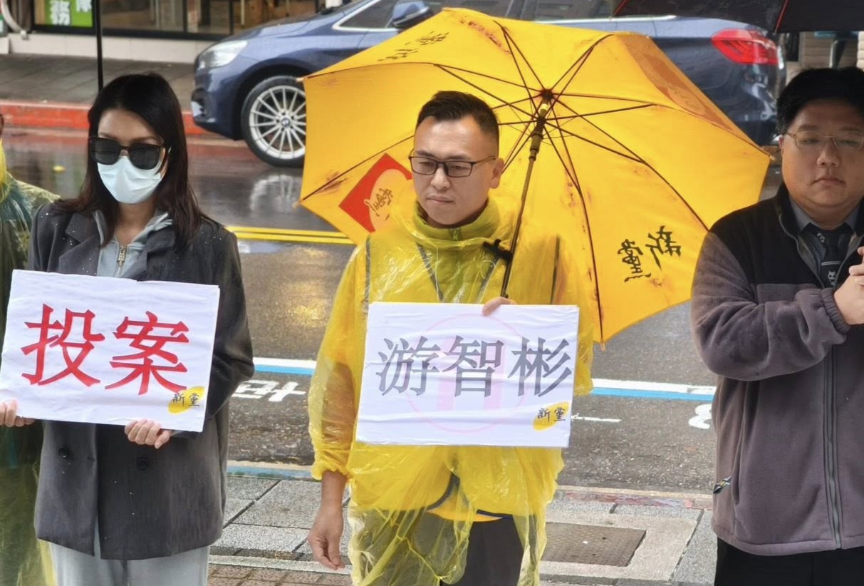 游智彬今到移民署外開記者會聲稱要「投案」，自稱已註銷中國戶籍，但移民署表示沒有相關證明文件的紀錄。（翻攝自游智彬臉書）