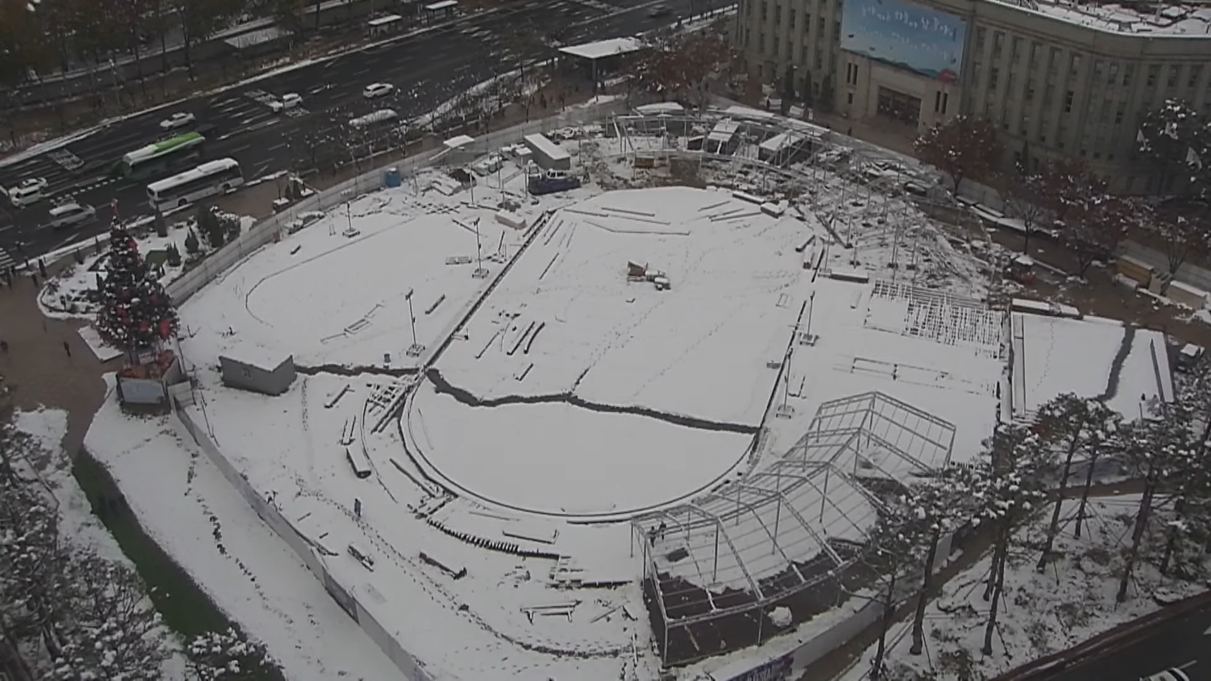 首爾因連續2日的大雪,整座城市一片白茫茫。圖為首爾廣場。(翻攝首爾市即時影像)