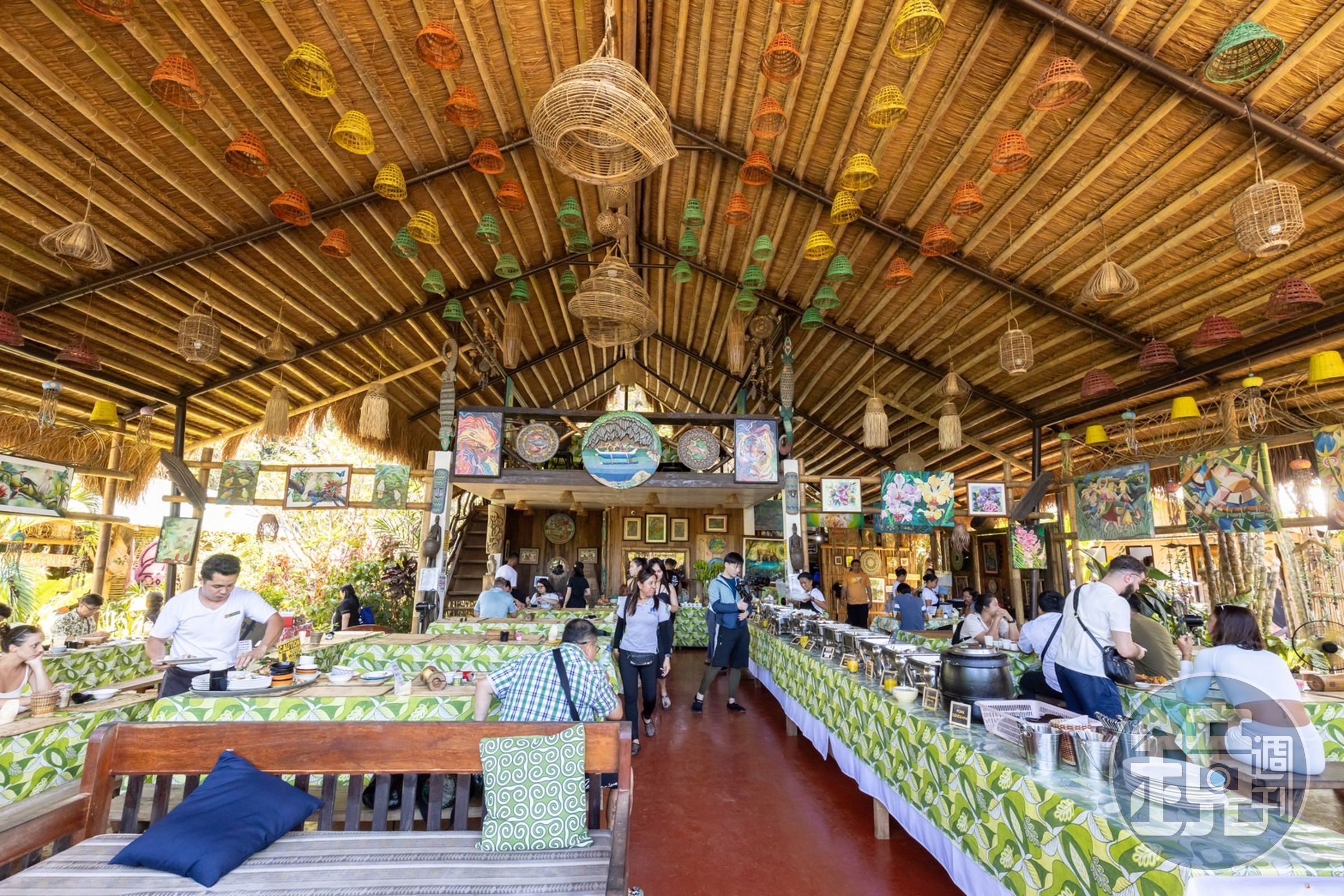 Cacaoyan  Forest Park  Restaurant裝潢充滿熱帶風情，並以許多當地手工藝品、畫作布置。