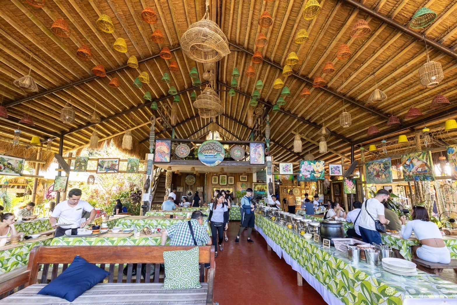 Cacaoyan  Forest Park  Restaurant裝潢充滿熱帶風情，並以許多當地手工藝品、畫作布置。