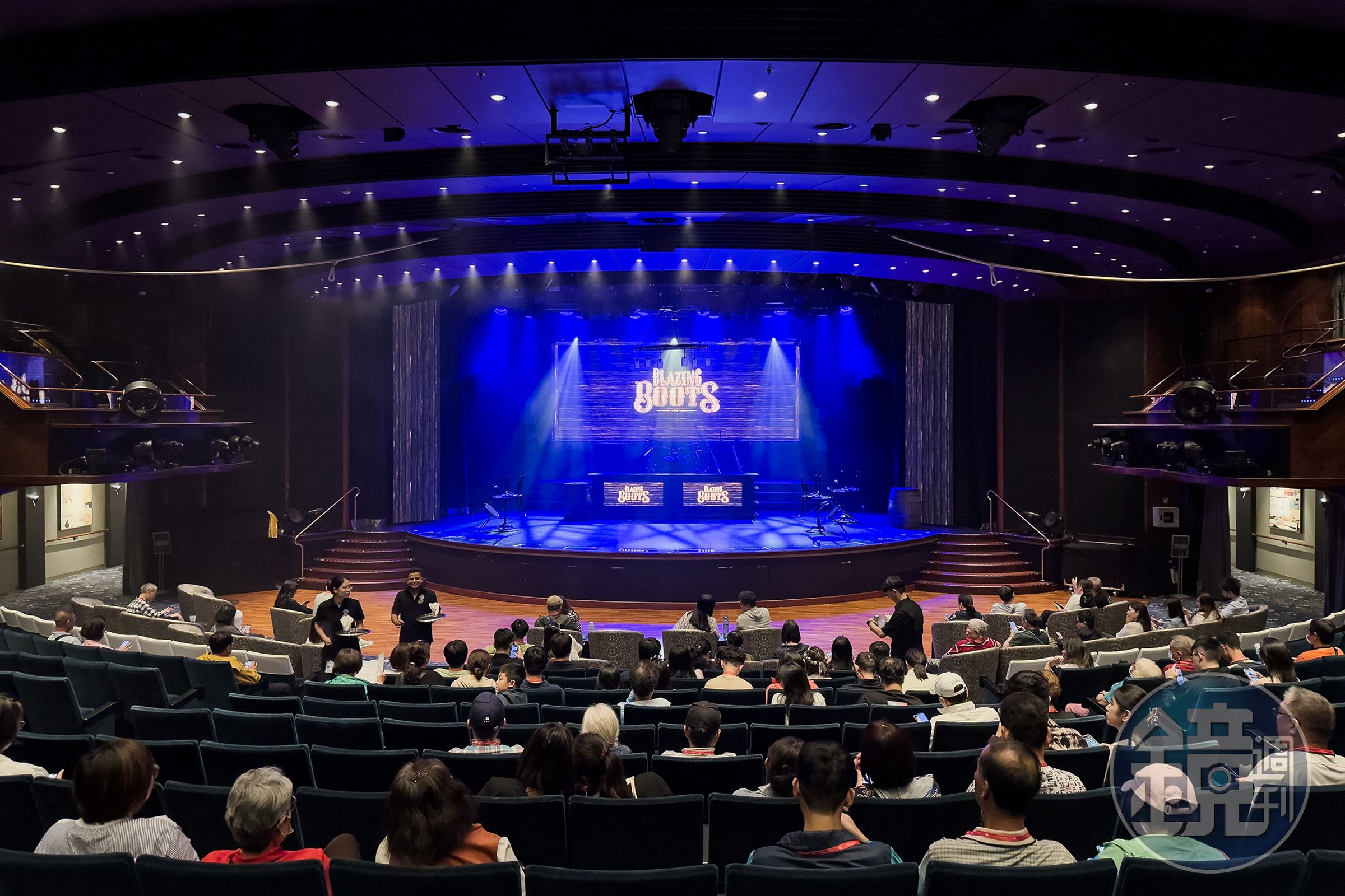 每晚登場的夜間表演秀，包含魔術、音樂歌舞演出。