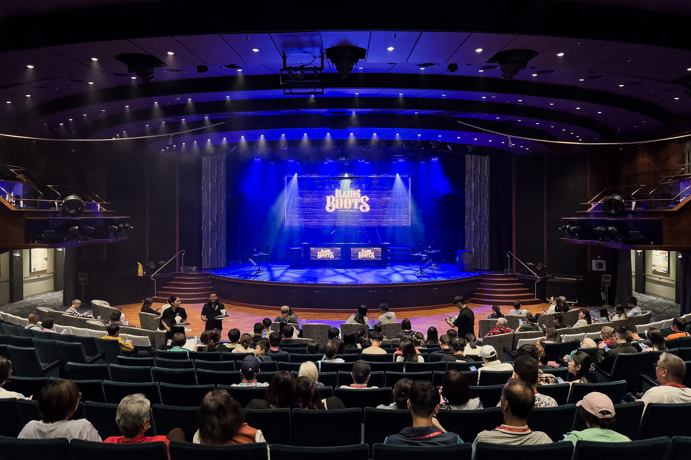 每晚登場的夜間表演秀，包含魔術、音樂歌舞演出。