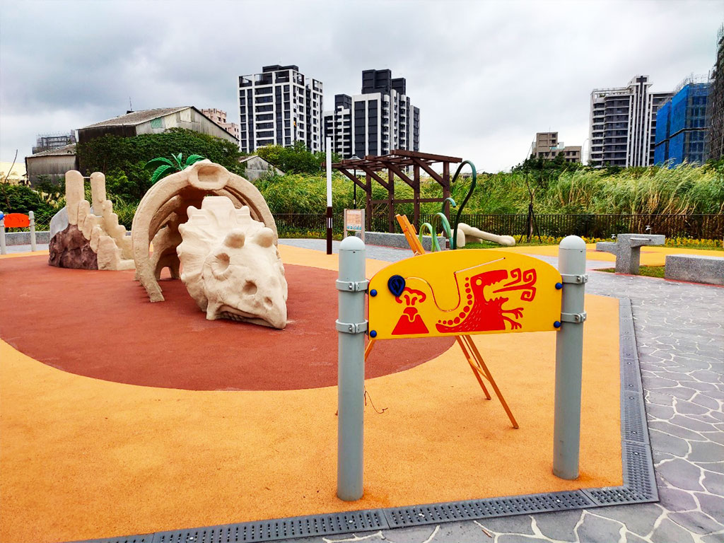 鶯歌逗逗龍公園巨大的三角龍化石令人印象深刻。(新北市景觀處提供)