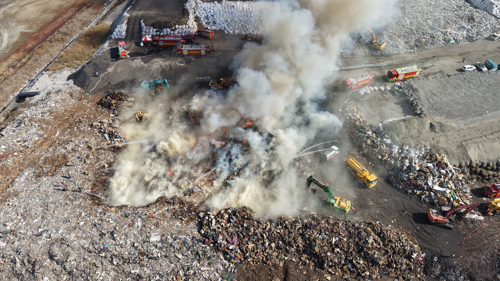 台南市安南區城西掩埋場三期昨（9）日上午發生廢棄物火警。（翻攝自黃偉哲臉書）