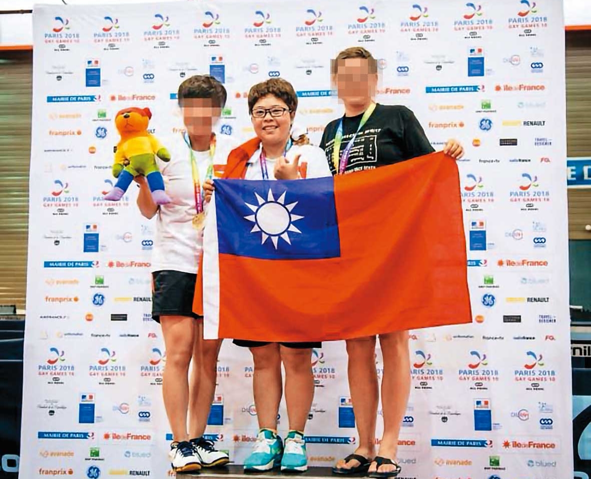楊彗琪（中）代表台灣到法國參加運動會，得到銅牌。（翻攝台灣同志運動發展協會粉專）