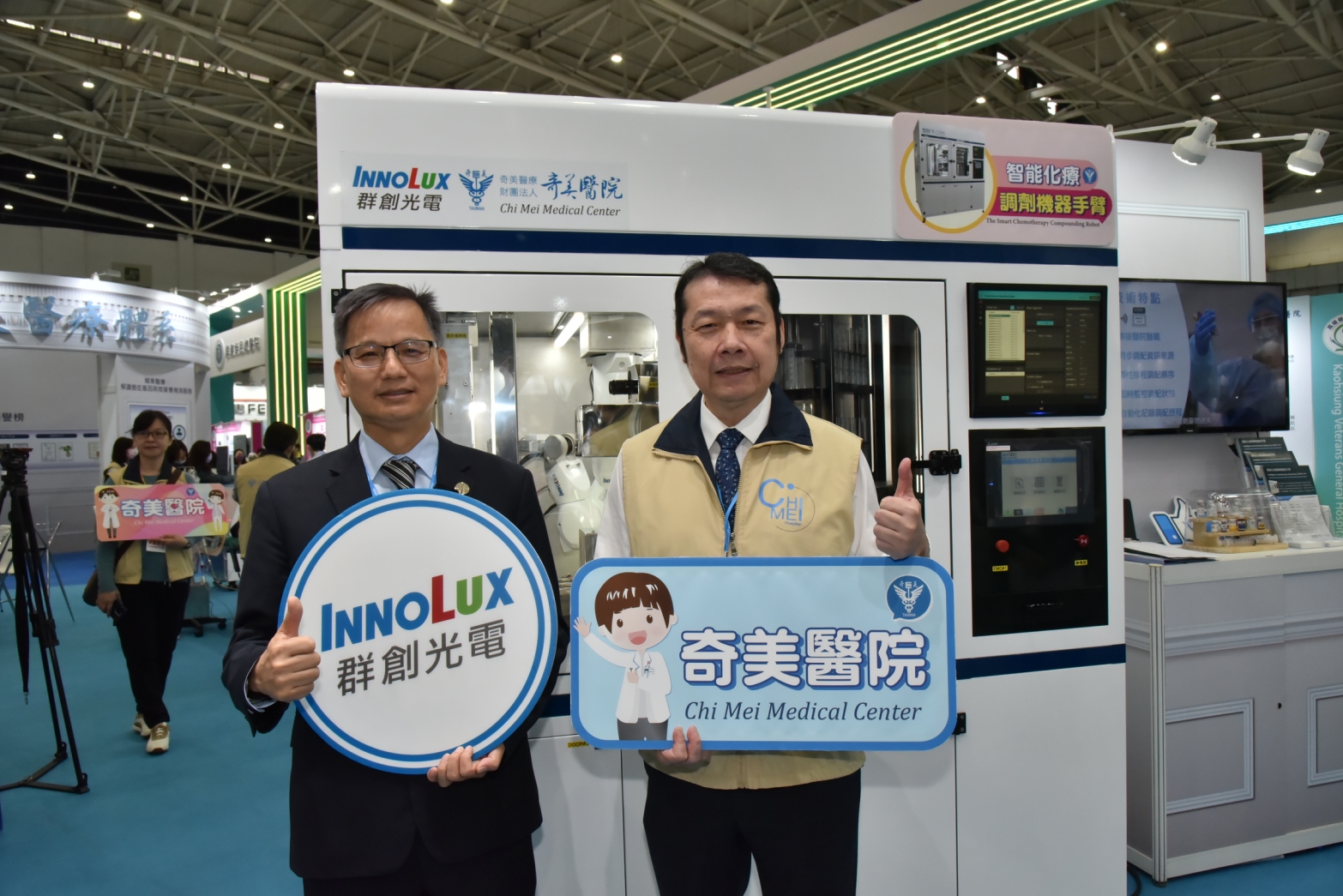 群創光電（左為群創總經理楊柱祥）與奇美醫學中心（右為奇美醫學中心院長林宏榮）合作，共同打造台灣首台自行研發及生產的「智能化療調劑機器手臂」。（群創光電提供）
