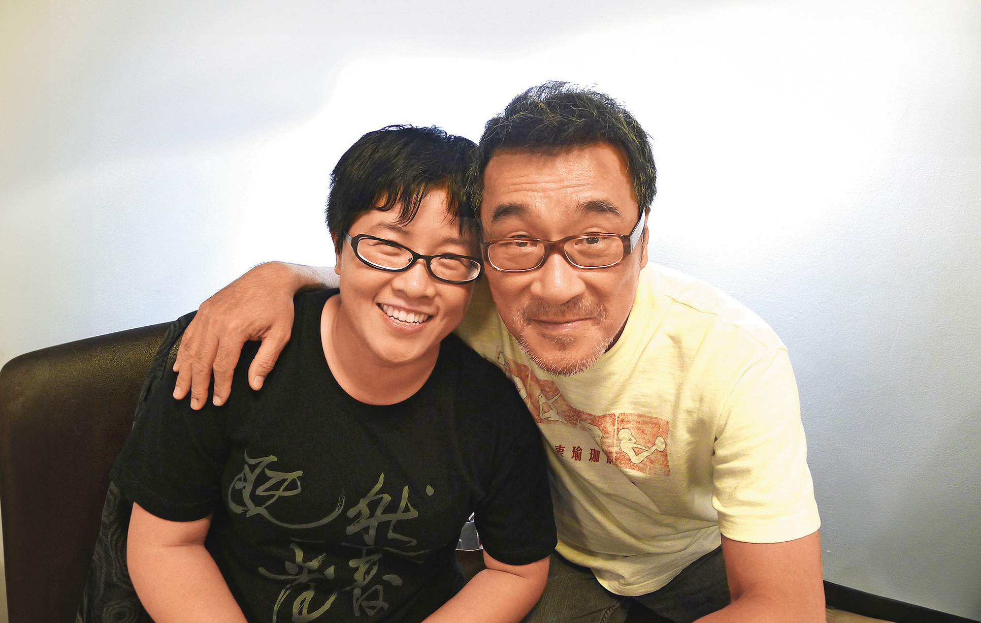 黃婷（左）因緣際會下成為李宗盛（右）助理，見證了華語音樂圈的黃金時代。（黃婷提供）