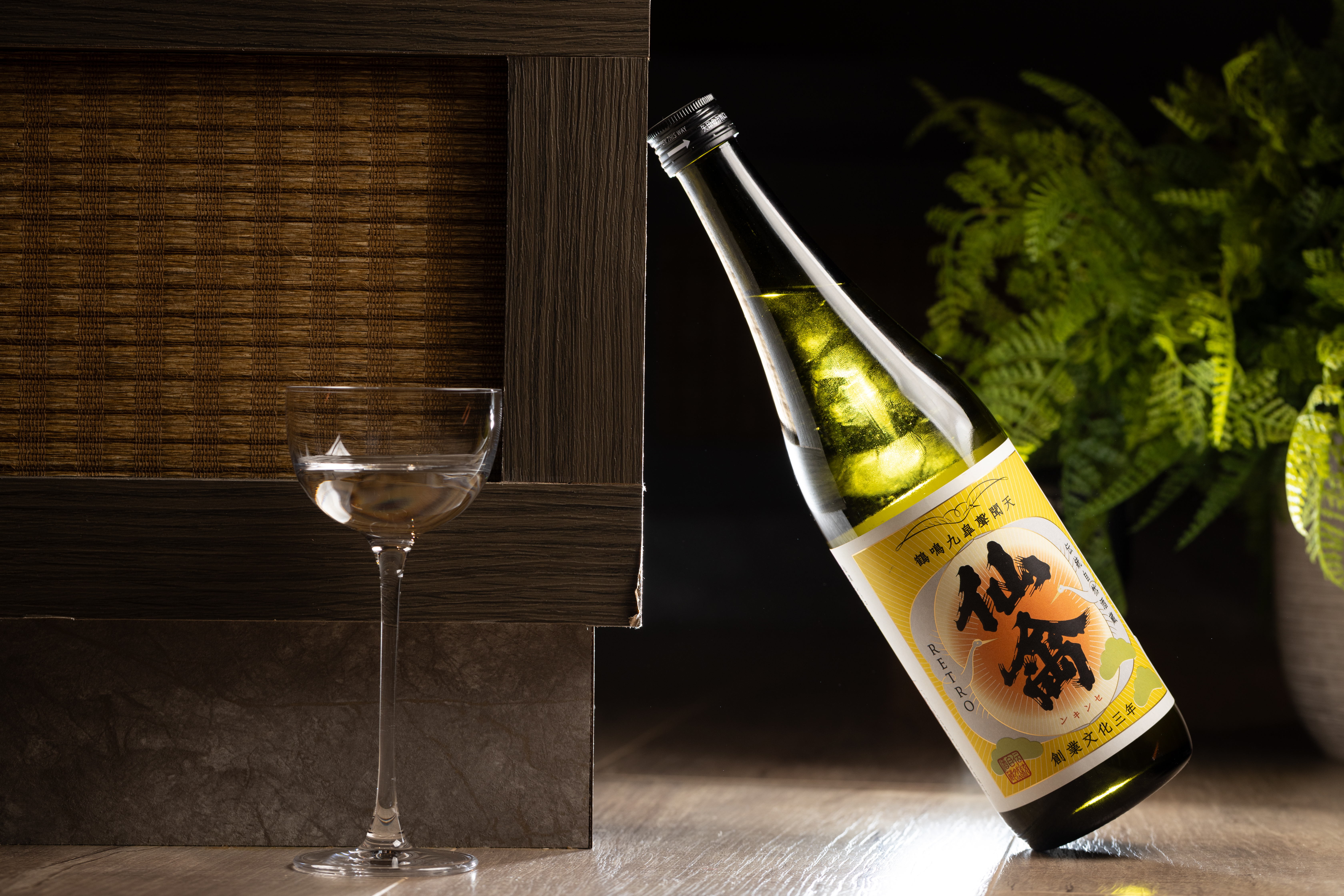 連包裝都走江戶時代懷舊風的「仙禽RETRO」，標榜傳統自然酒藏，酸度高，適合搭餐。（350元／單杯）