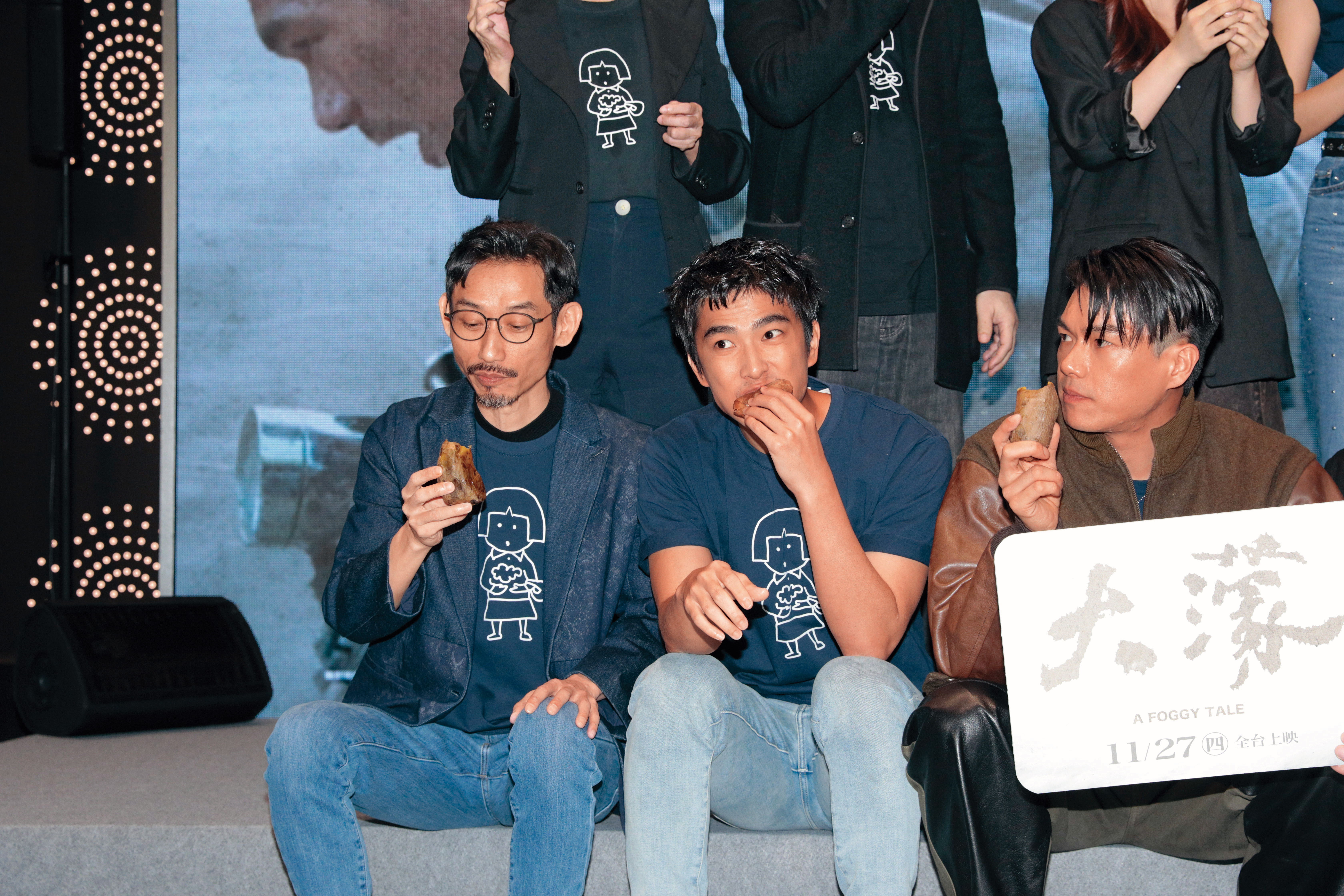 曾敬驊（中）在首映會重現吃瓜經典畫面，好像自帶氣味喔…（捏鼻）左為陳竹昇、右為柯煒林。