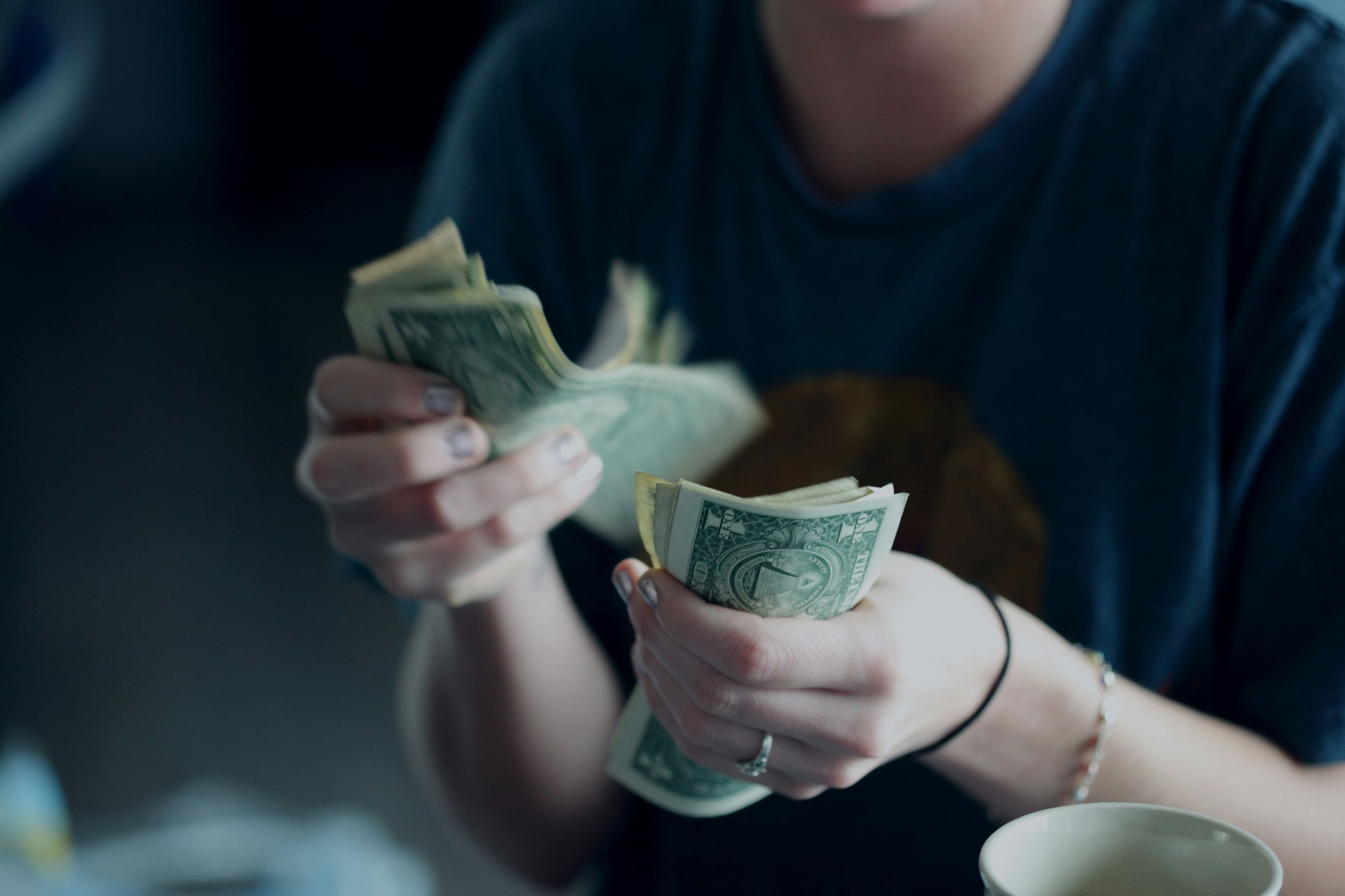 網友透露自己母親擔任房務員,曾遇到出手大方客人,一次就收到1萬元小費。(示意圖,unsplash)