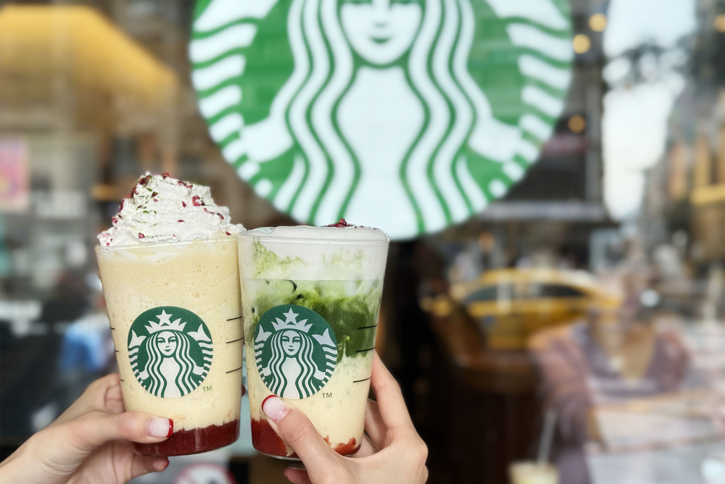 星巴克在春季推出2款季節飲品「蜜桃百香抹茶那堤」（右，145元起／杯）和「蜜桃百香奶霜星冰樂」（左，150元起／杯）。